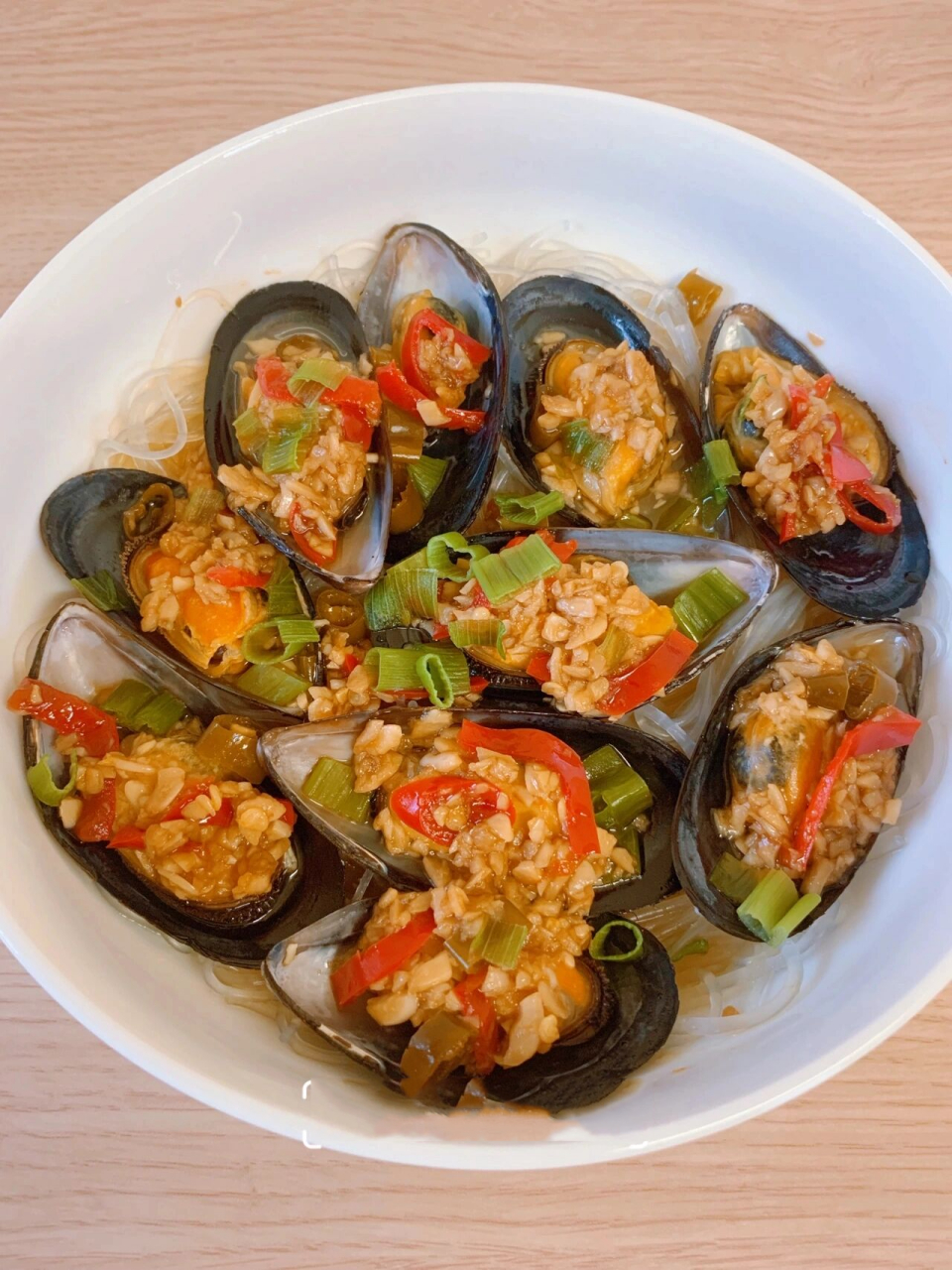 除了清洗青口贝费点时间,做法很简单哦,和国内烧烤摊的味道差不多!