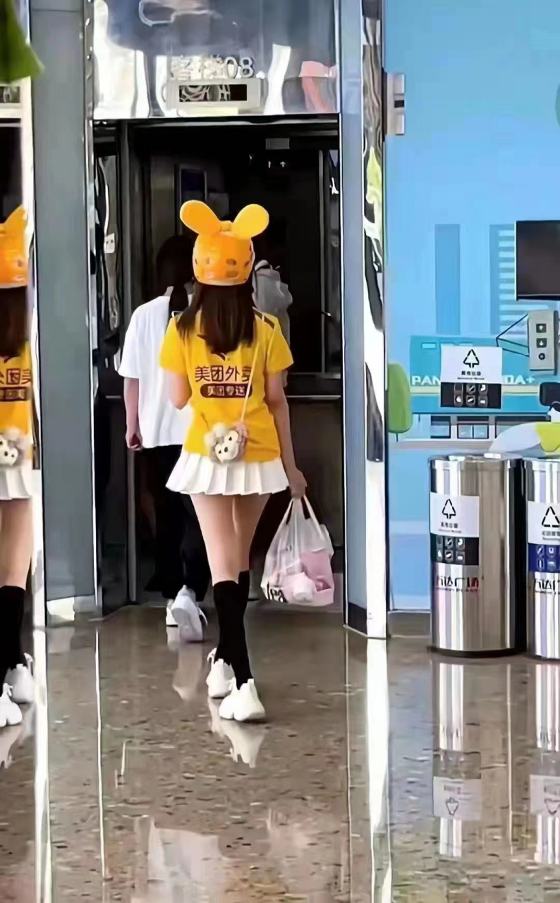 黑天鹅外卖# #大哥哥算什么!vs# #美团外卖# #小姐姐yyds