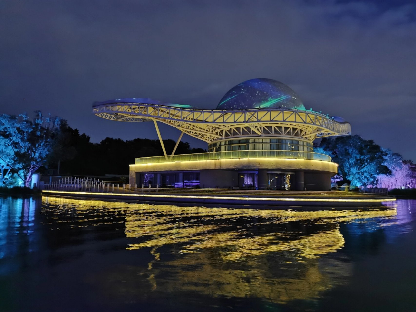 早就听说过亮马河岸的夜景流光溢彩,有京城塞纳河之称