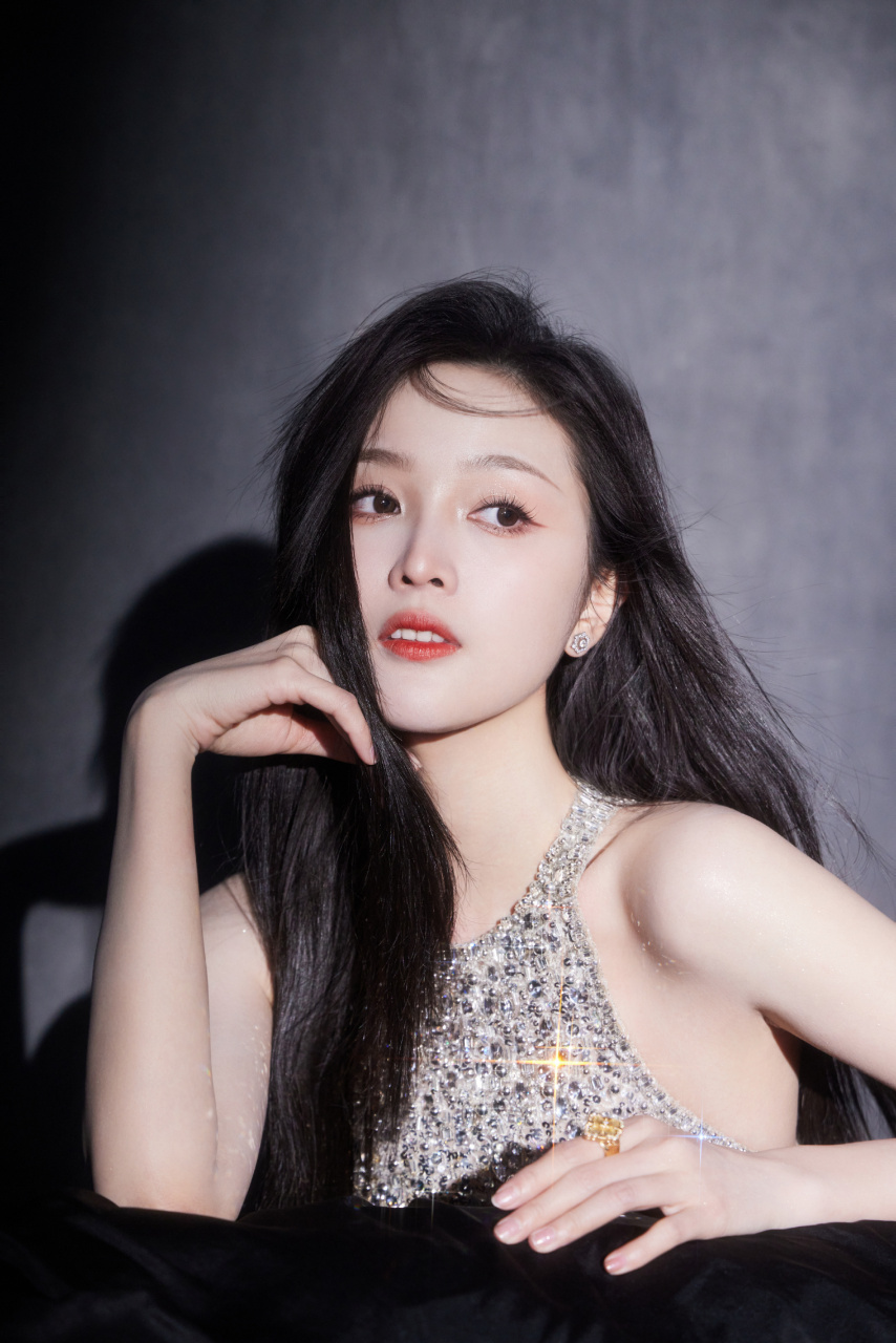吴宣仪闪钻长裙,长发红唇,婀娜娇美