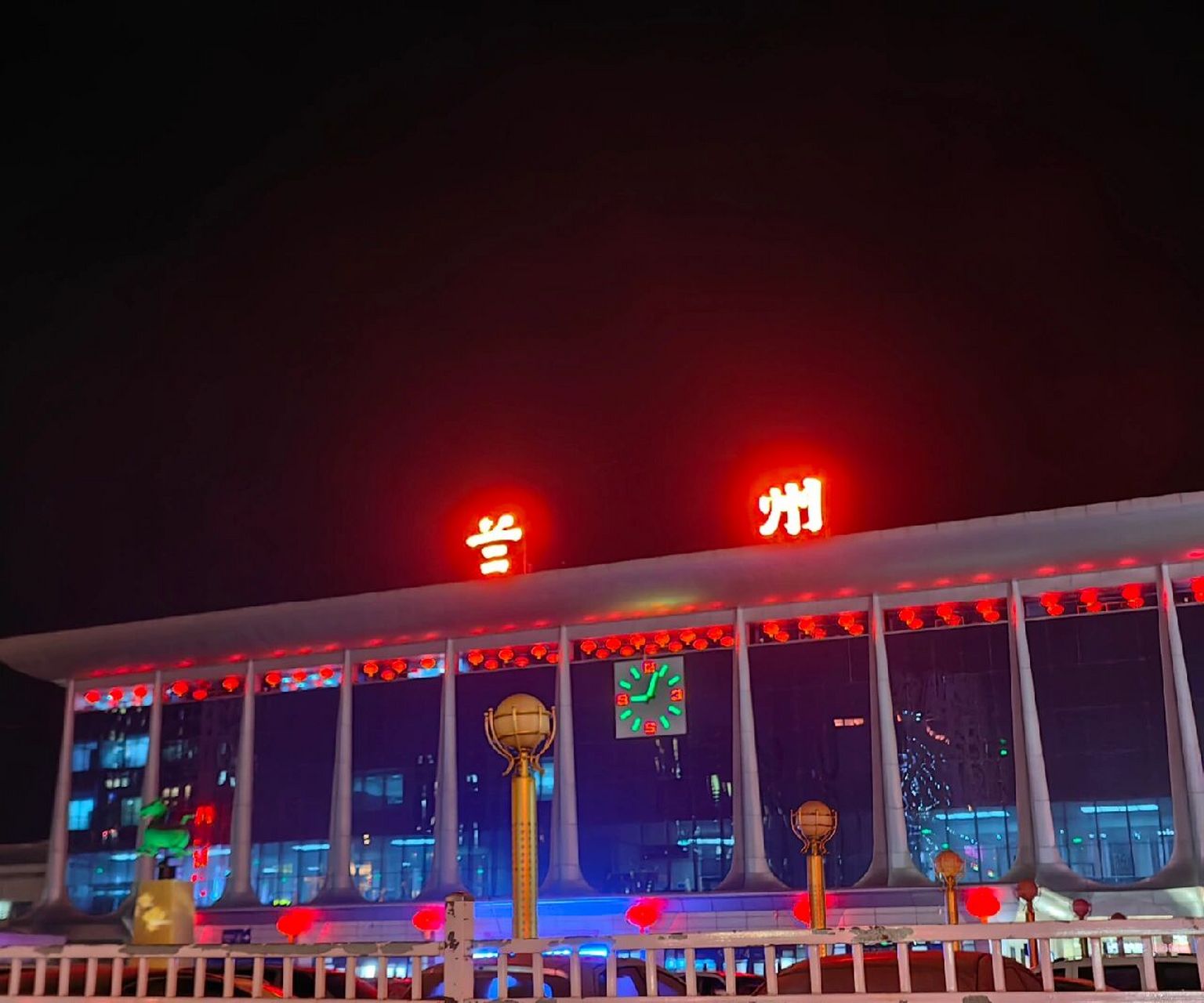 兰州,大年初三第一刀 晚九点到兰州火车站,出站看到这个站匾就吓了我