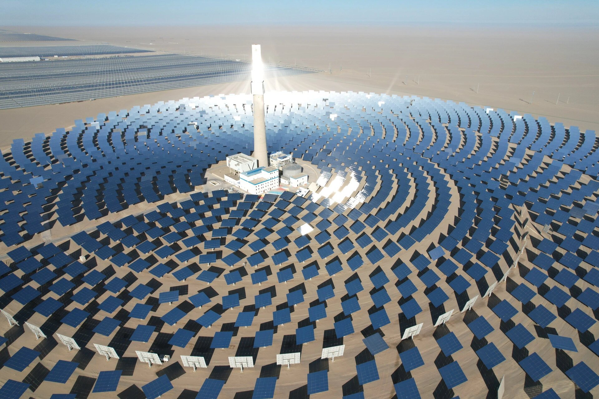 左滑解锁敦煌熔盐塔式光热发电站 看到了在飞机上的一个小点点 太喜欢