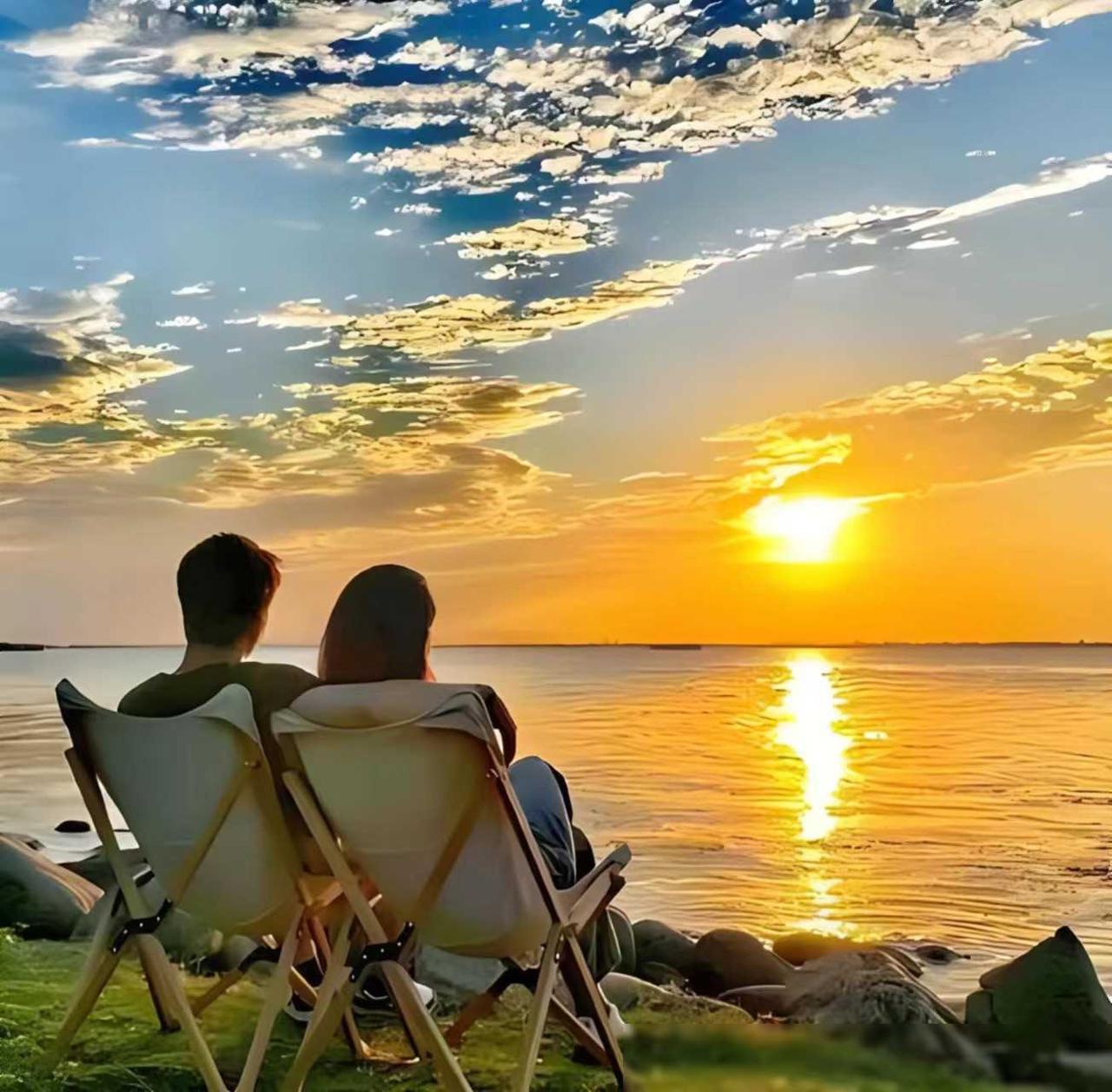 旅游时,情人突发疾病,抢救无效身亡,她 在北京西城,一对情侣心心相印