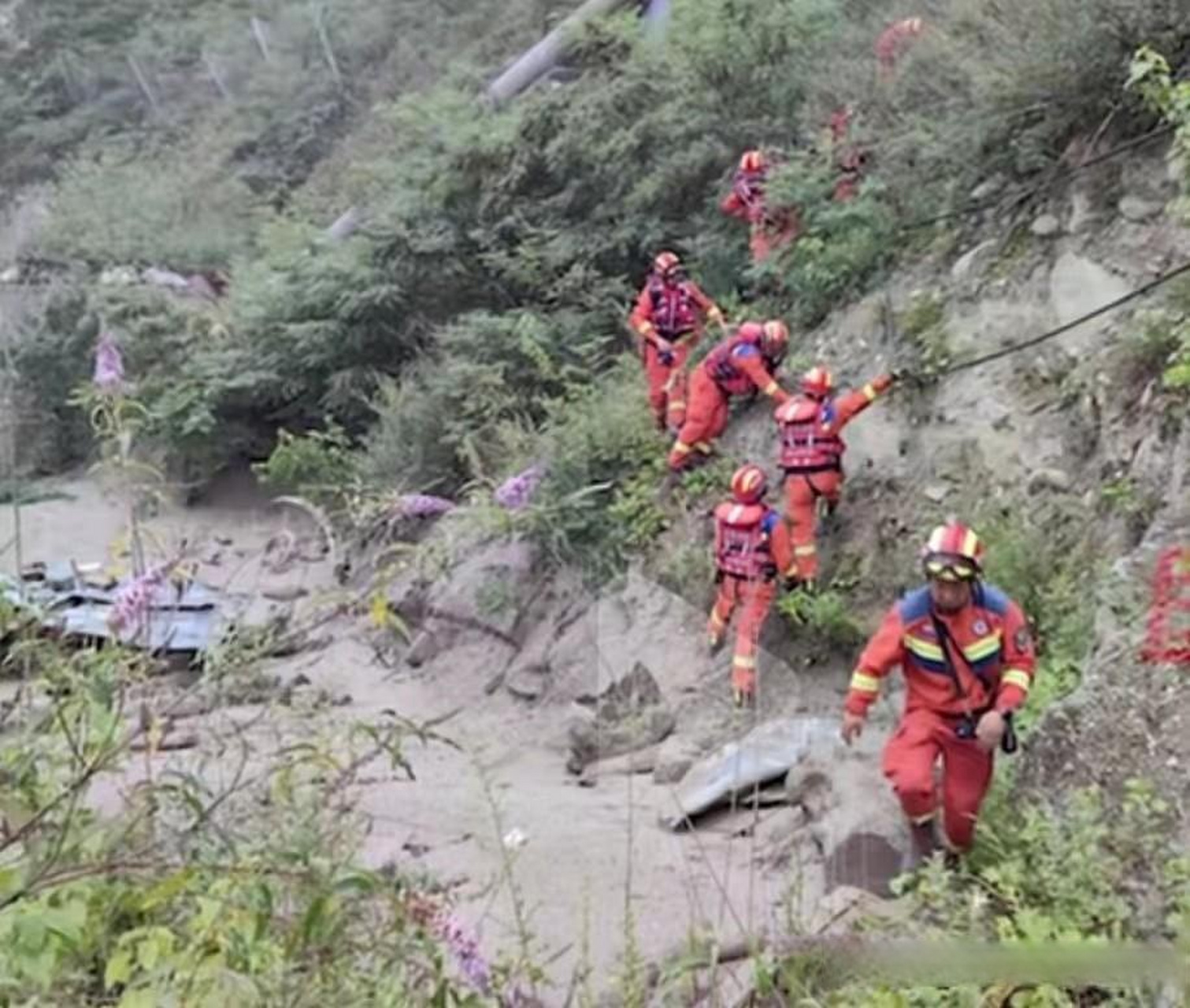 汶川发生泥石流灾害: 2023年6月27日,四川阿坝汶川县绵虒镇板子沟和威