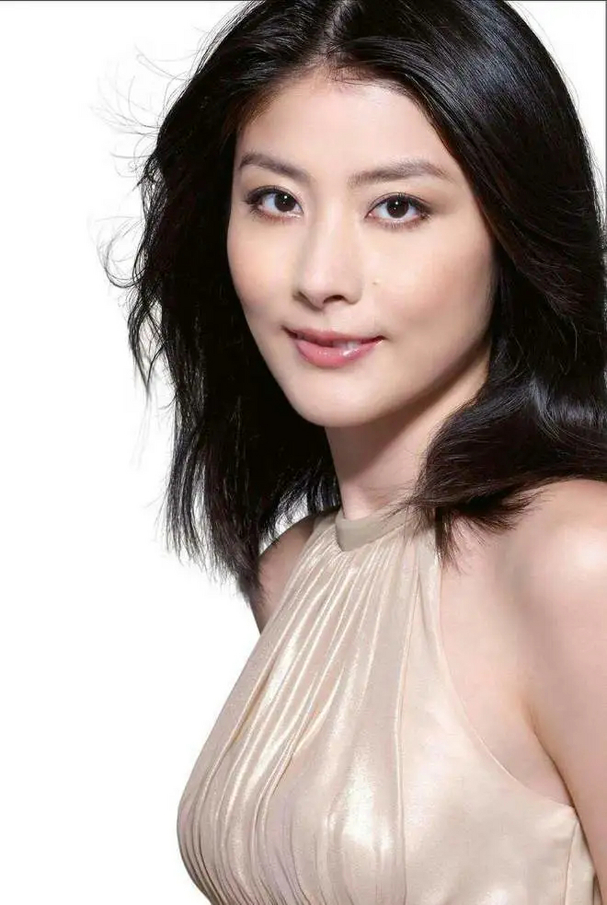 而且她自己长得好看,能唱能跳能演,个子还有一米七三.