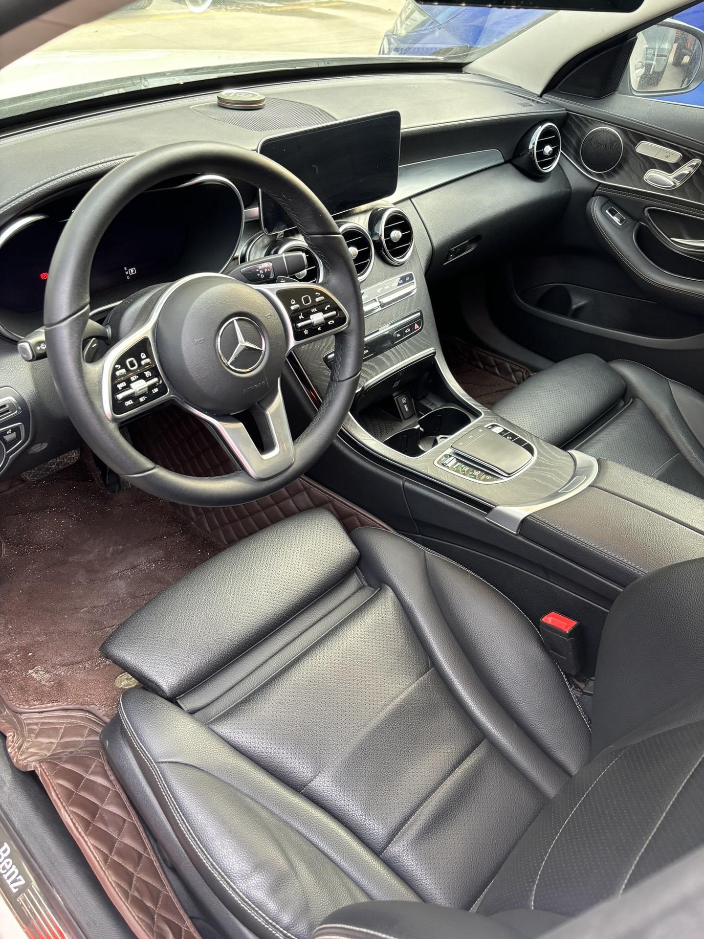 奔驰c260l运动版轿车,白车黑内,远近光led,一键启动,全景天窗,双电动