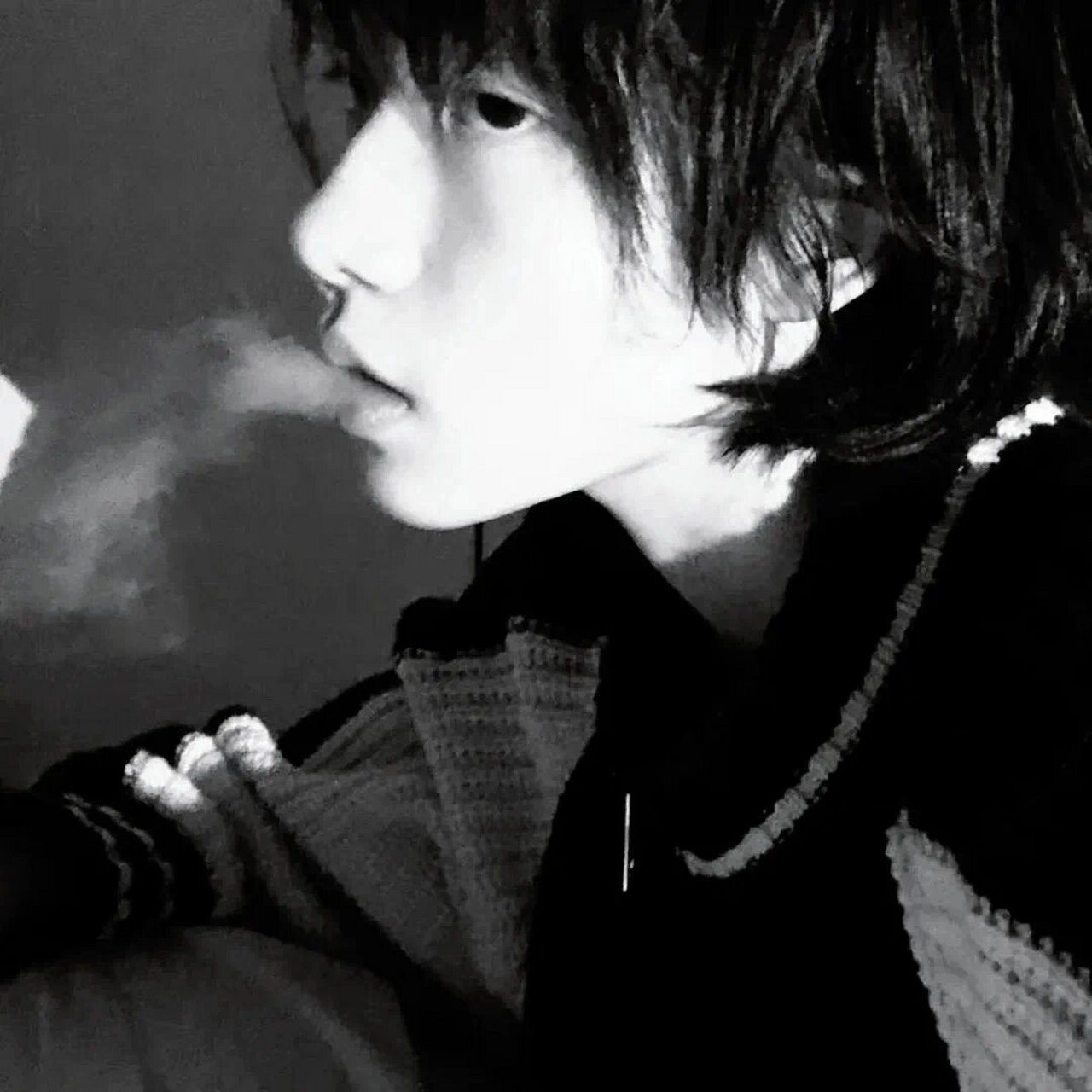 抽烟帅气十足男头高冷 当我沿着一条路下下去的时候 心里总想着另一条