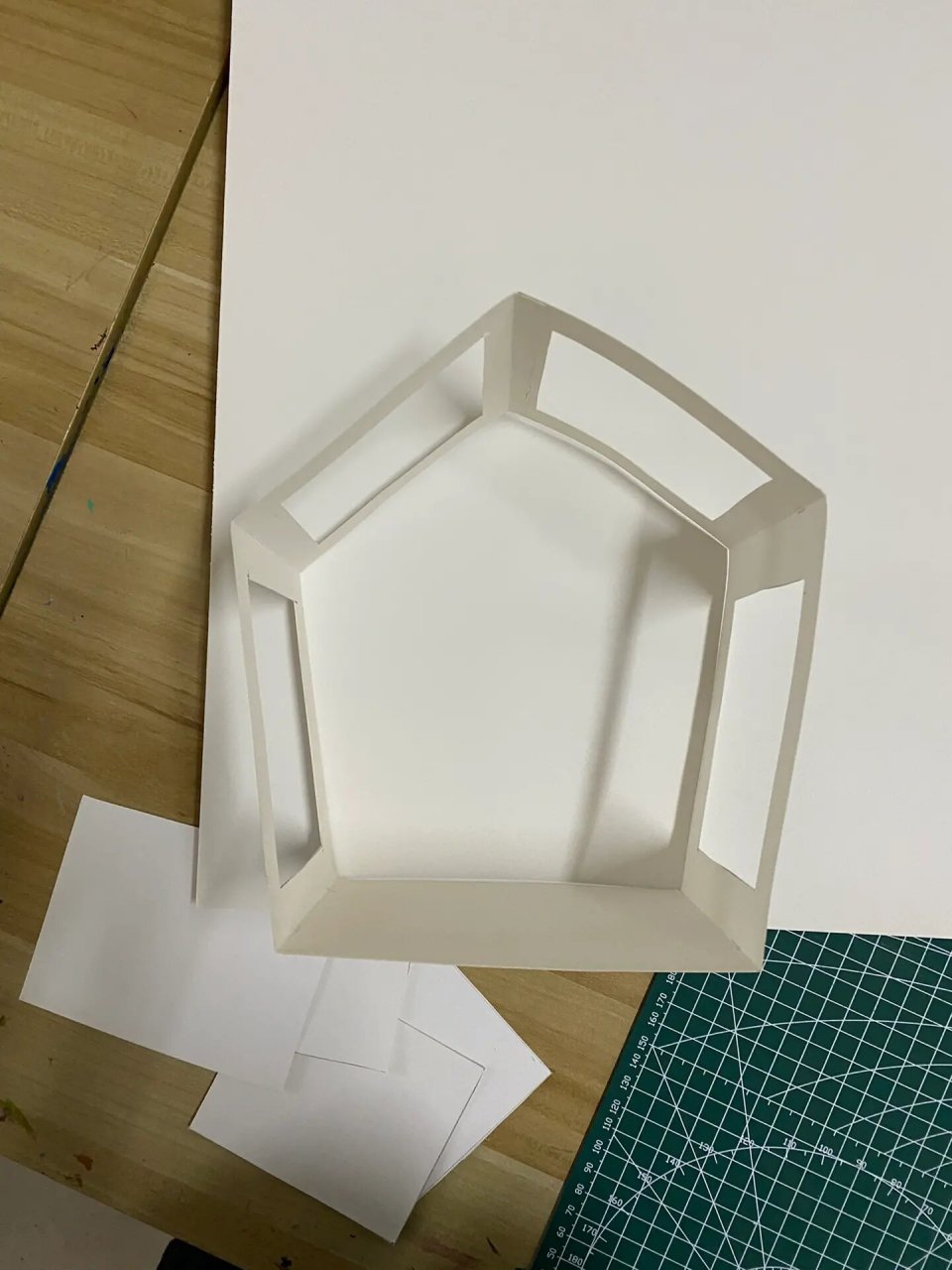 手工小房子制作 材料:卡纸,双面胶,玻璃纸 很可爱的收纳展示手工 小