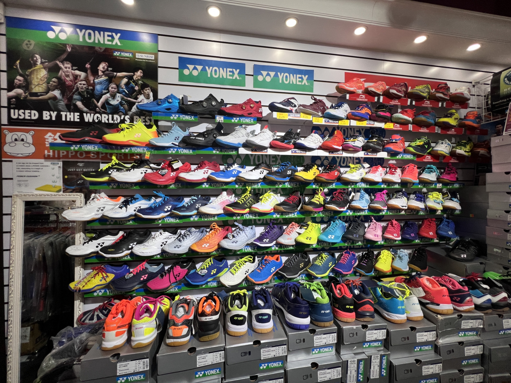 香港货最全的羽毛球店 我到店里啦,大家有需要的可以告诉我,我帮大家