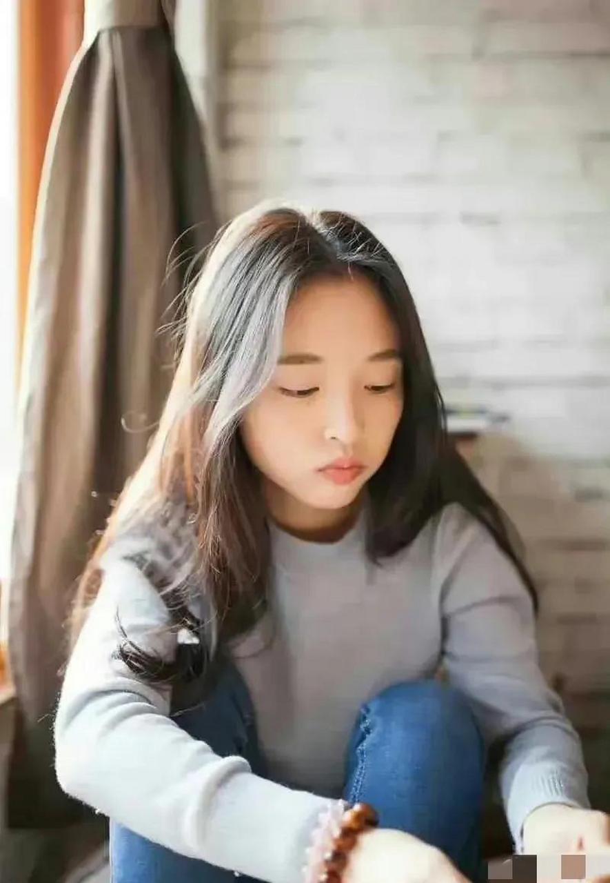 吴倩学生时代的照片,真的很青春,有你邻家小妹妹的感觉,本可以有更好