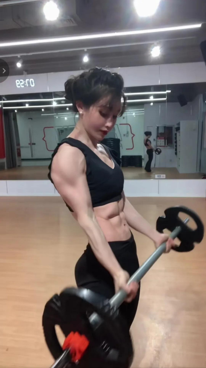 完美诠释了什么叫魔鬼身材天使脸蛋,这马甲线这腹肌,有多少大老爷们