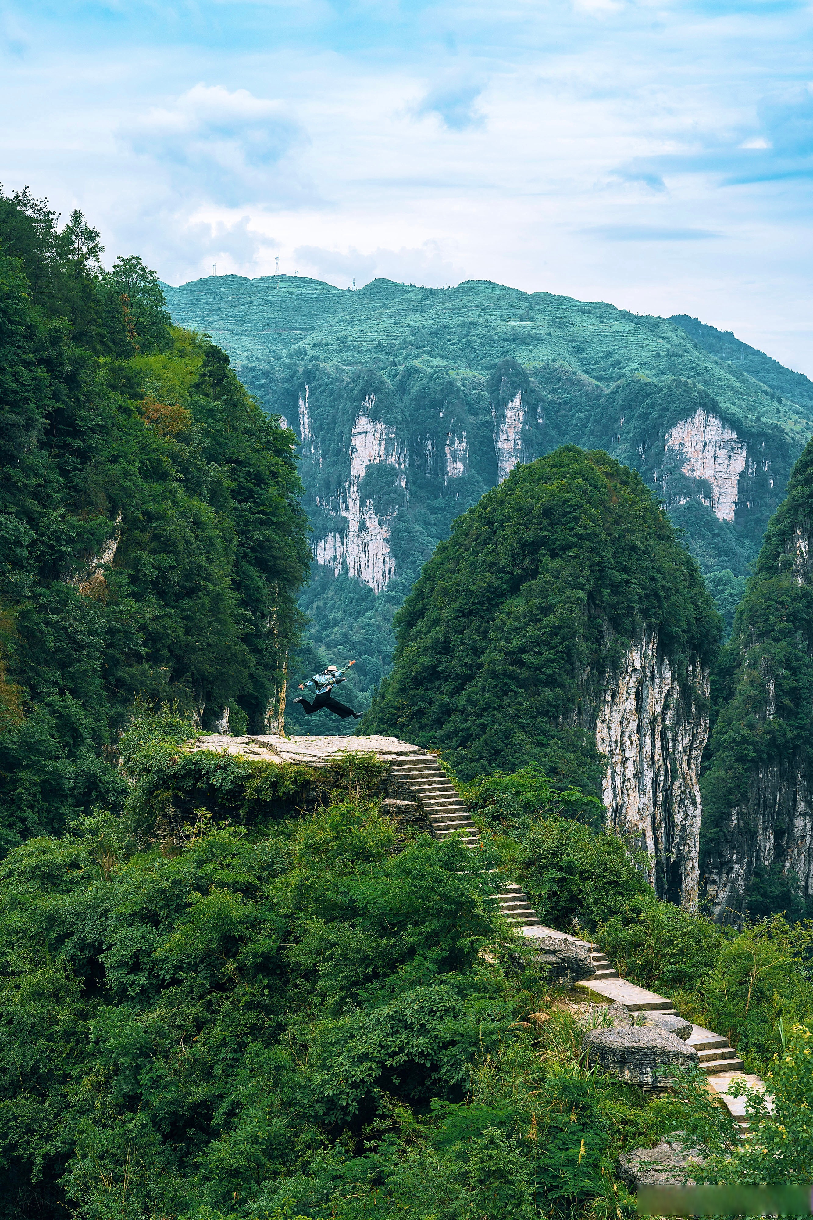 在流纱瀑布让雨水浸润我的骨头;在德夯村接龙桥聆听苗寨的故事;在凤凰