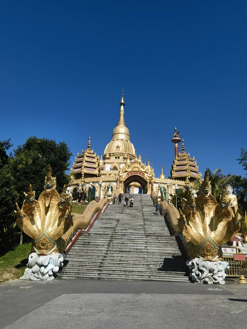 勐焕大金塔座落在云南省德宏州州府-芒市东南部孔雀湖畔的雷牙让啥ゥ