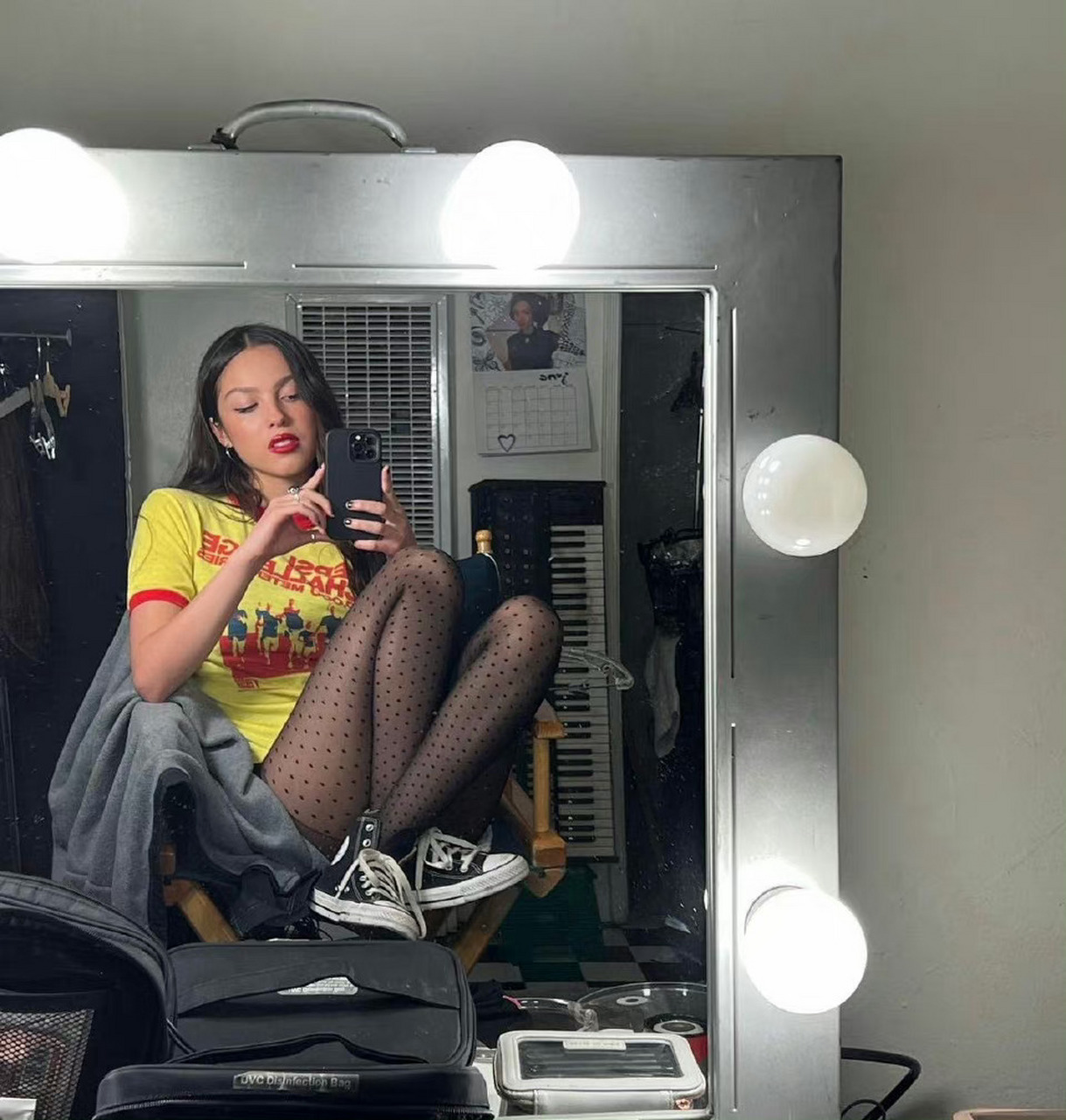 olivia rodrigo 发布新自拍,背面日历标注了六月底的日期,看来是要