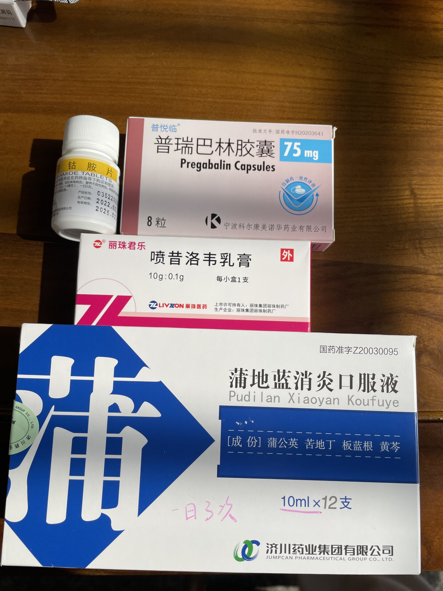 最开始是腰侧边长了红色小疹子,特别痒就用手抓了