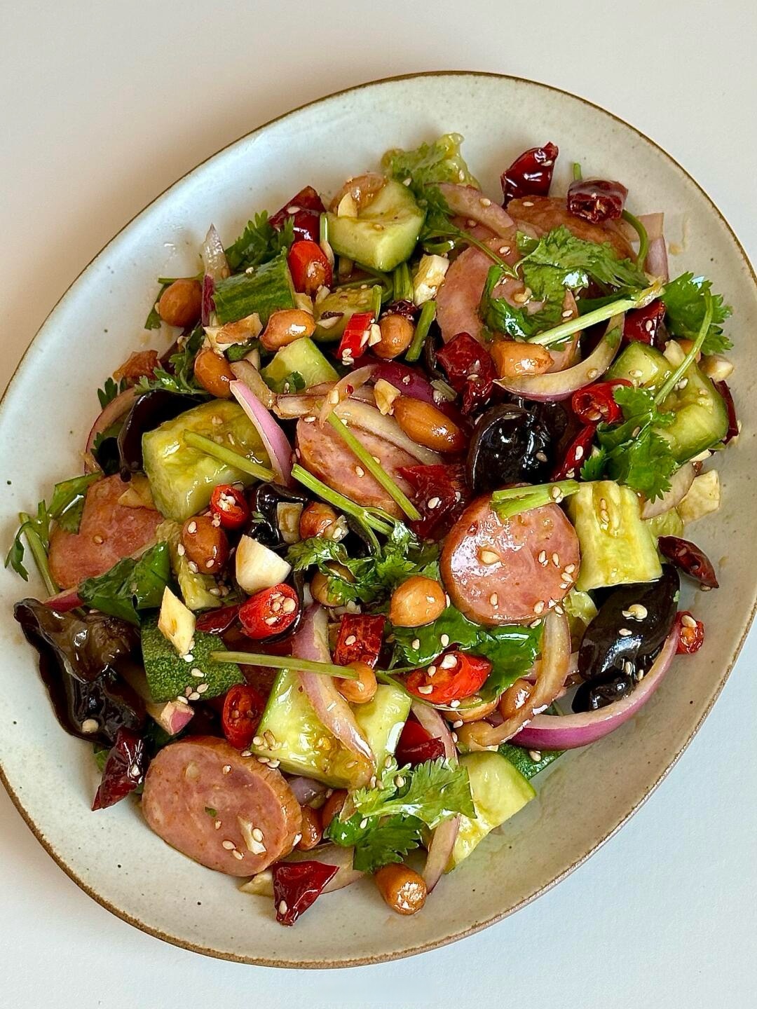 黄瓜拌香肠木耳,脆香脆香的凉拌菜