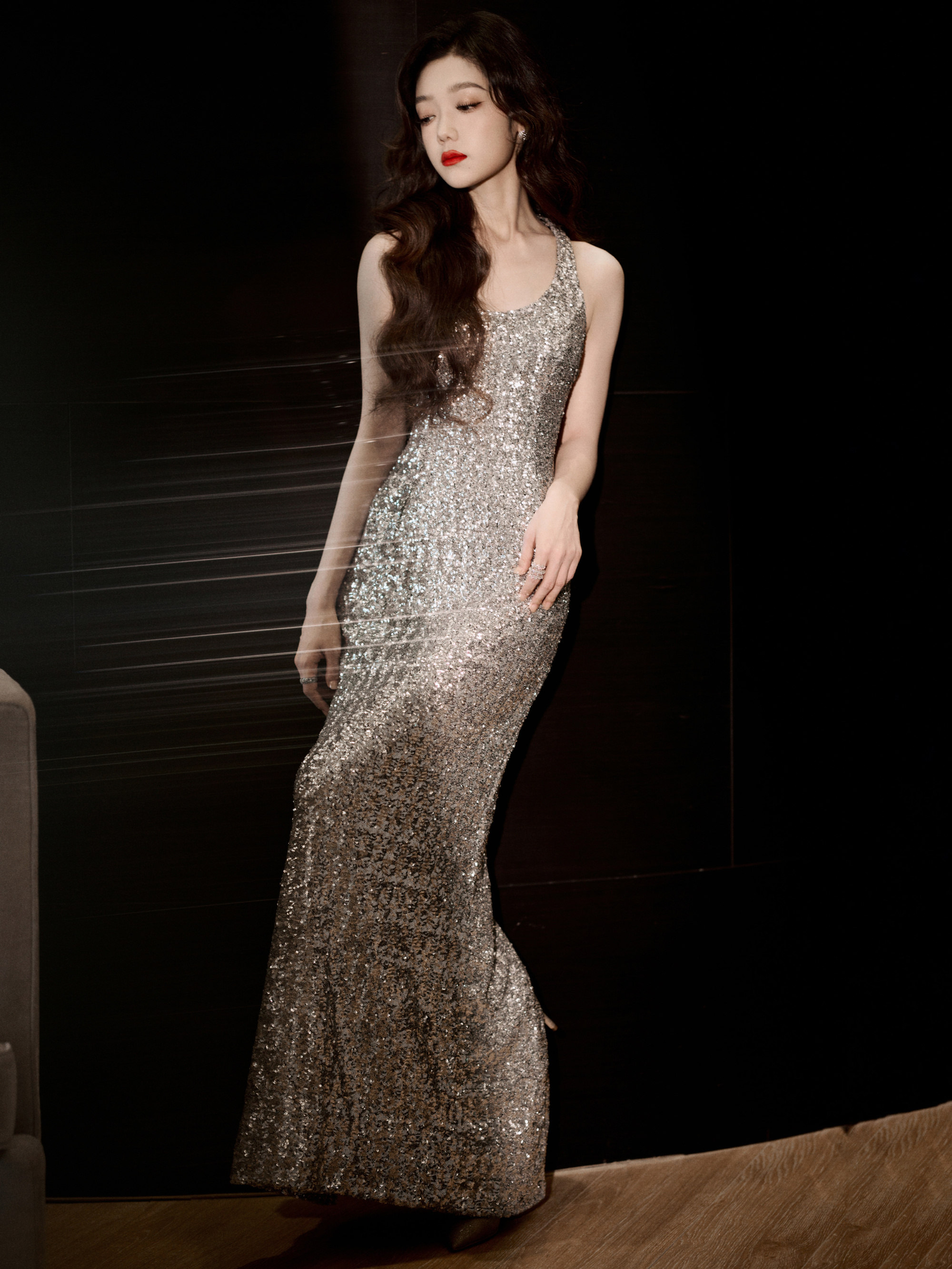 希林娜依高银色长裙精致柔美