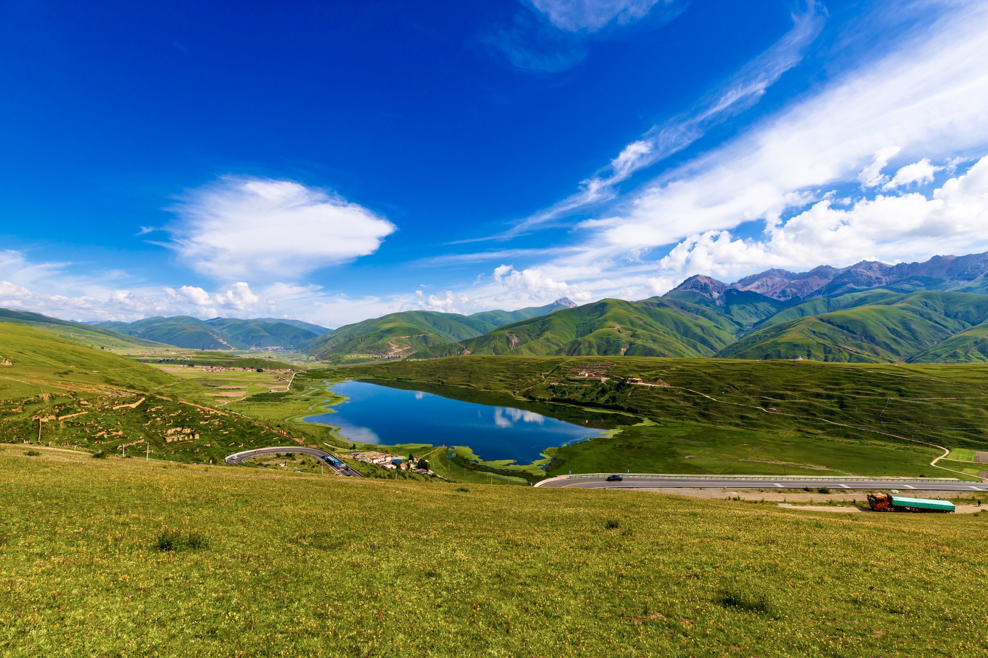 川西卡萨湖 卡萨湖,位于四川省甘孜藏族自治州炉霍县城以西70公里处
