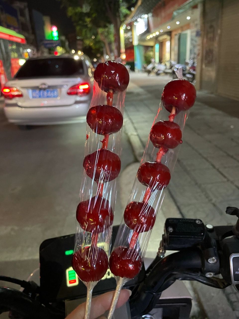 冰糖葫芦一根多少钱正常? 这种冰糖葫芦多少钱一根正常呢?