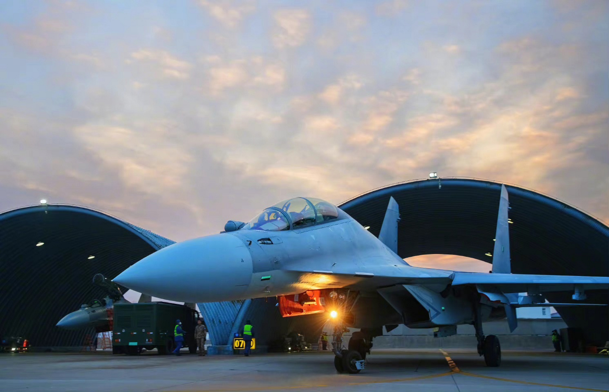 歼16绝美壁纸# [威武]】呼啸起飞,披霞出征,砺剑长空……定格纪录歼