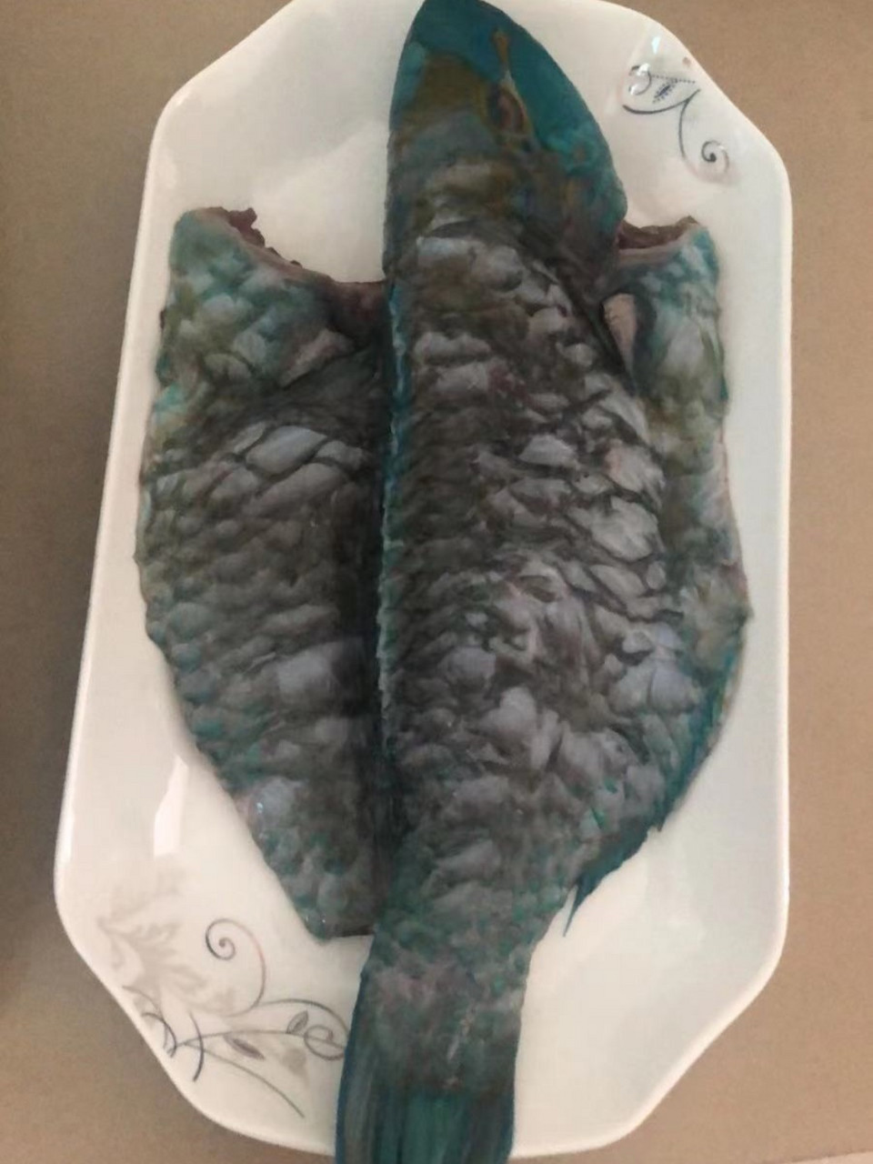 做法步骤: 1,青衣鱼收拾干净,用流水冲去鱼肚和