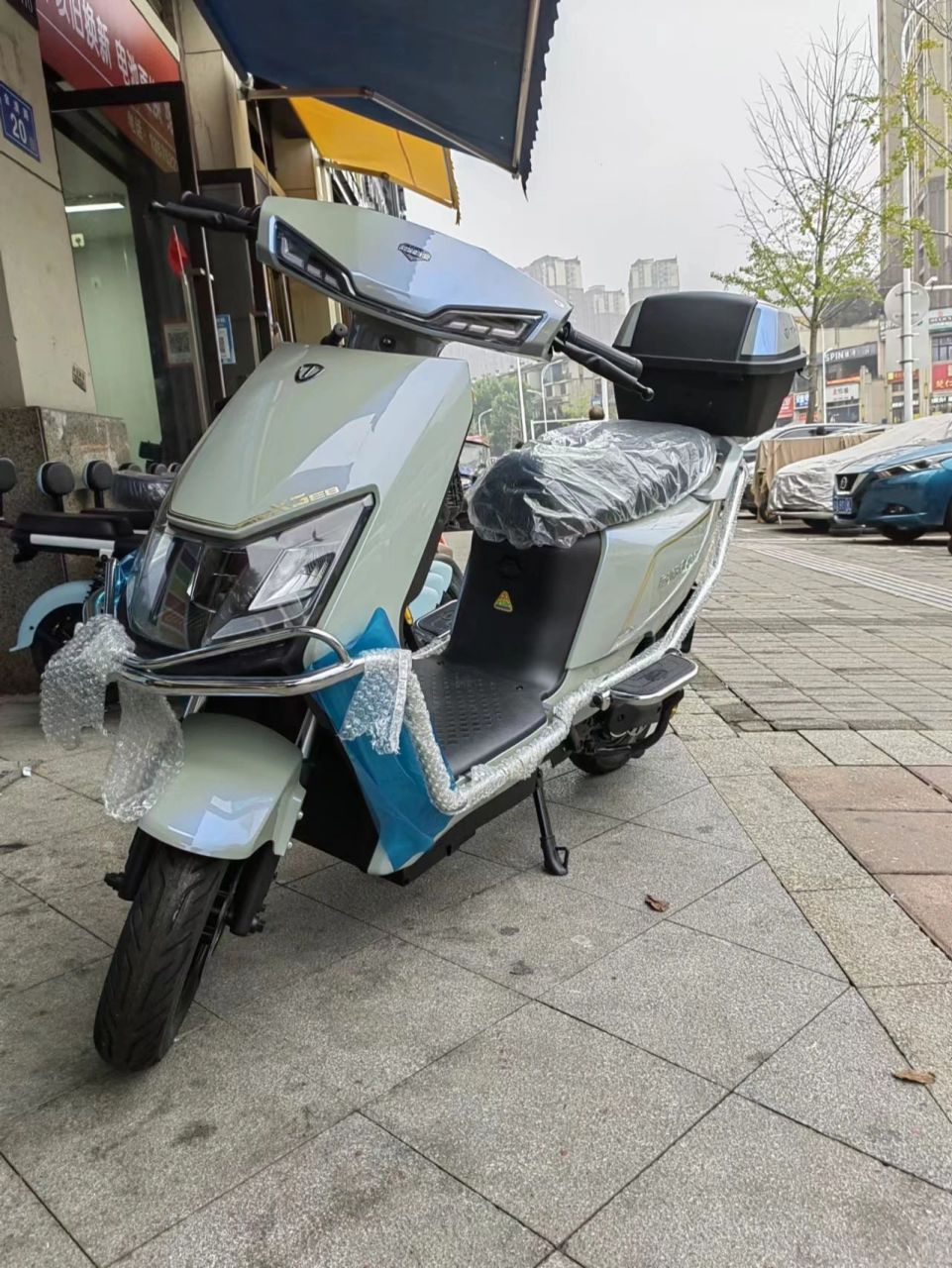 x3eb超能版,家族中的高端款,具有浓烈电摩风格的新国标电动自行车