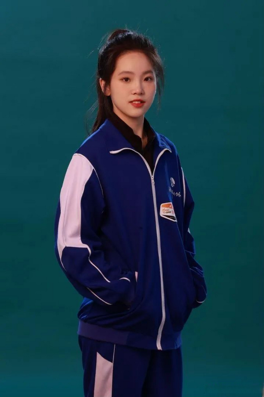 【#湖南16岁女高中生成功登顶珠峰#:中国登顶世界之巅年龄最小者】据