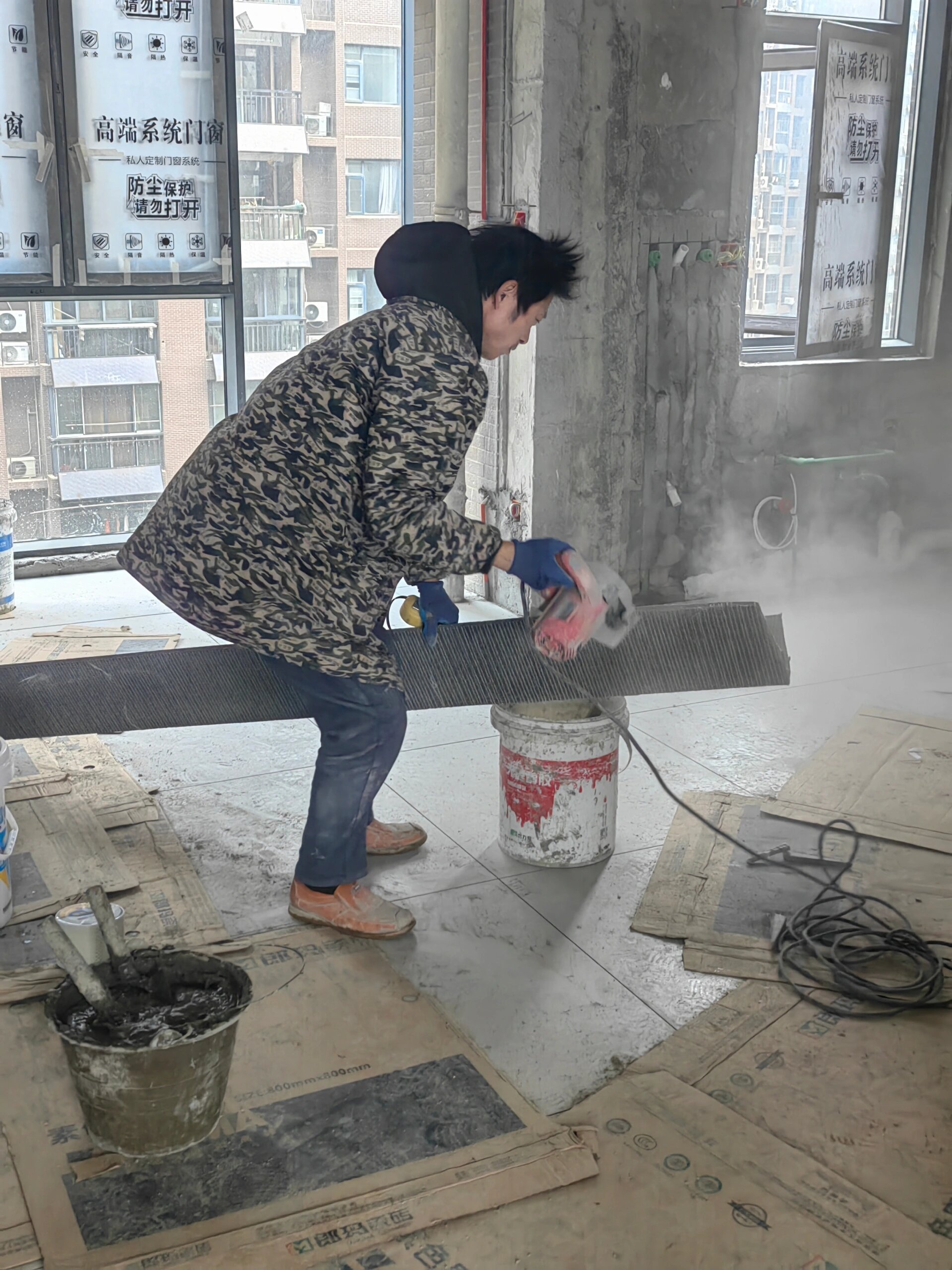 自装水泥板包下水管三根90320 我家才开始准备用小灰砖包下水管