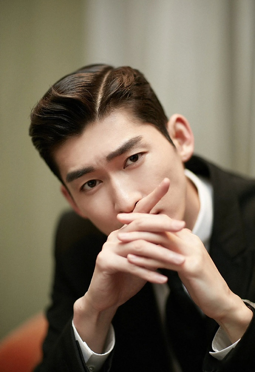 张翰否认新恋情# 疑似恋情引热议,新浪娱乐求证张翰工作人员,斗方