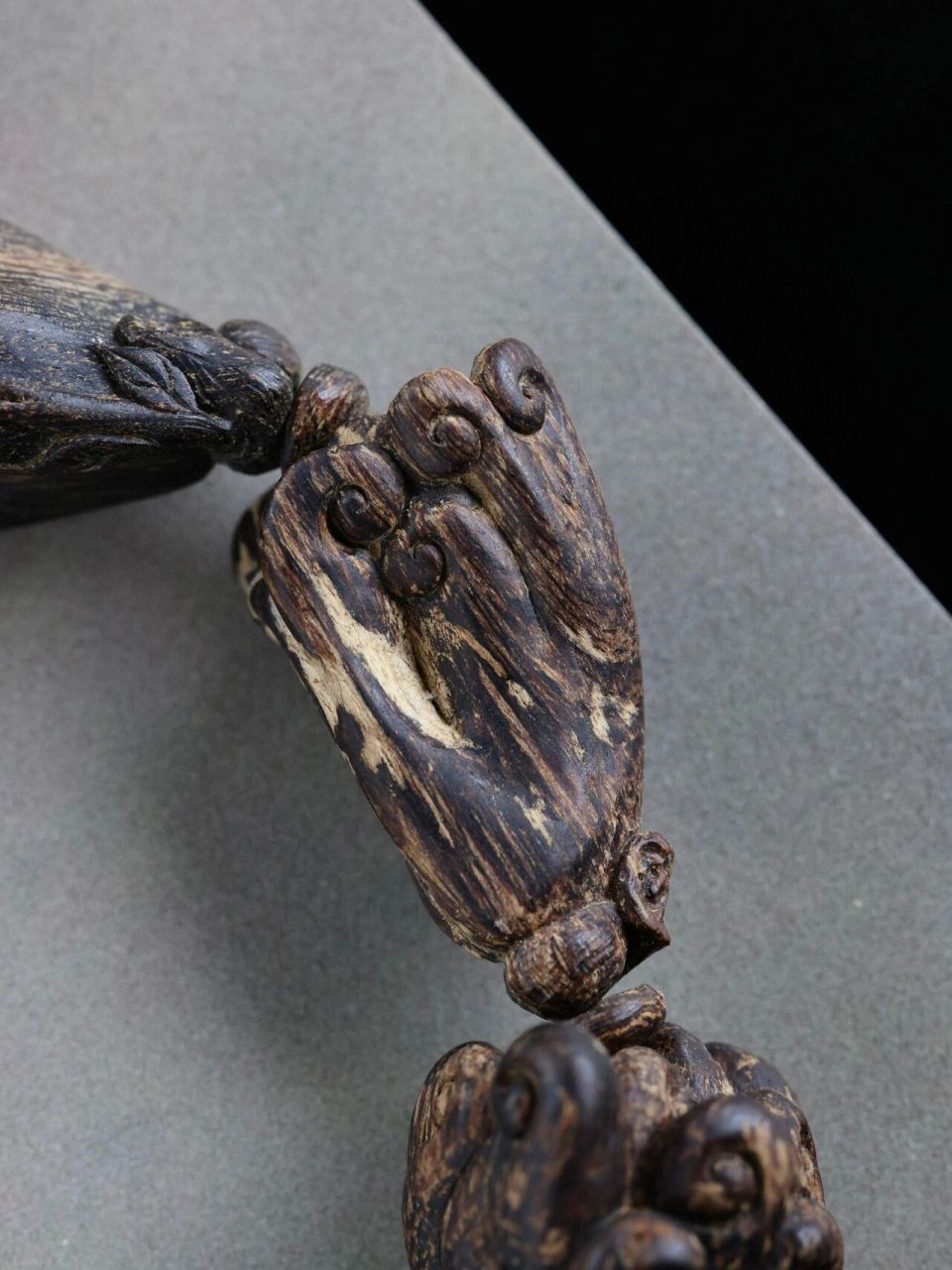 达拉干沉香"佛手"把玩大手串 沉水,香气高雅,乳香中带甜凉意,立体