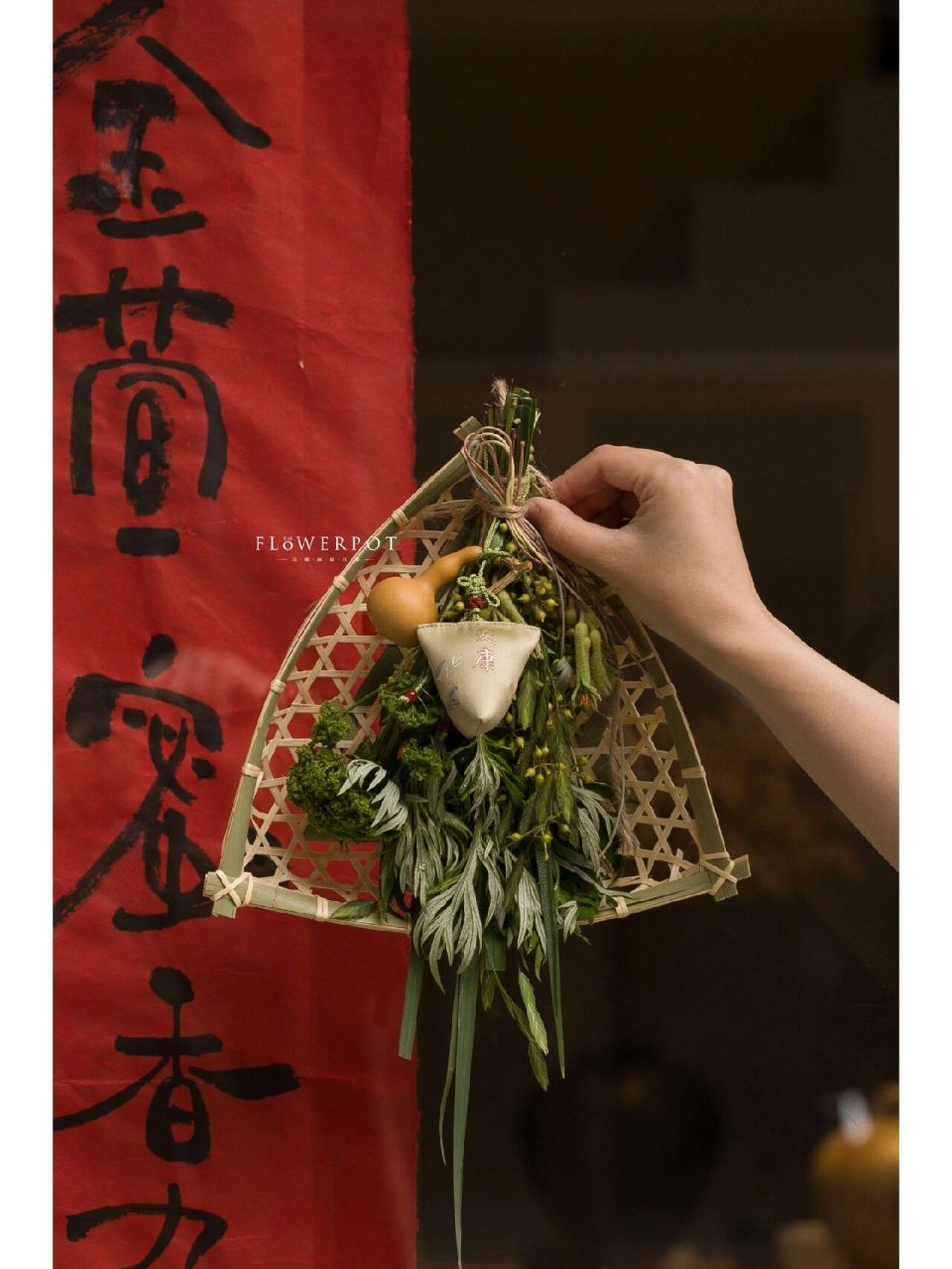 "手持艾旗招百福,门悬蒲叶斩千邪" 自古悬挂菖蒲艾叶就有驱邪避灾的