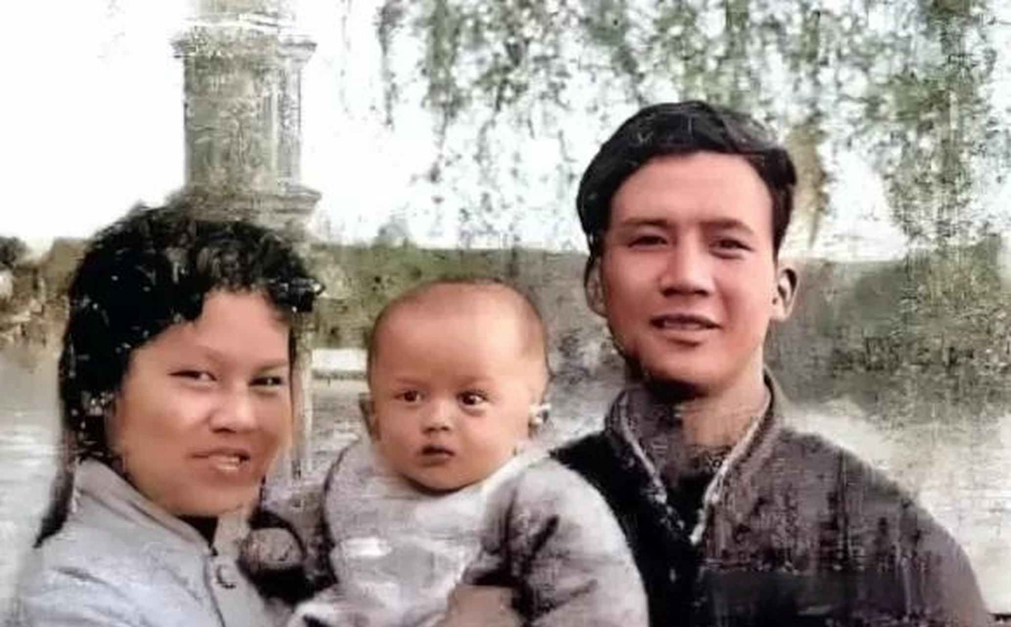 如果这是马云的全家照,凭心说,儿时的马云真没他父亲帅.