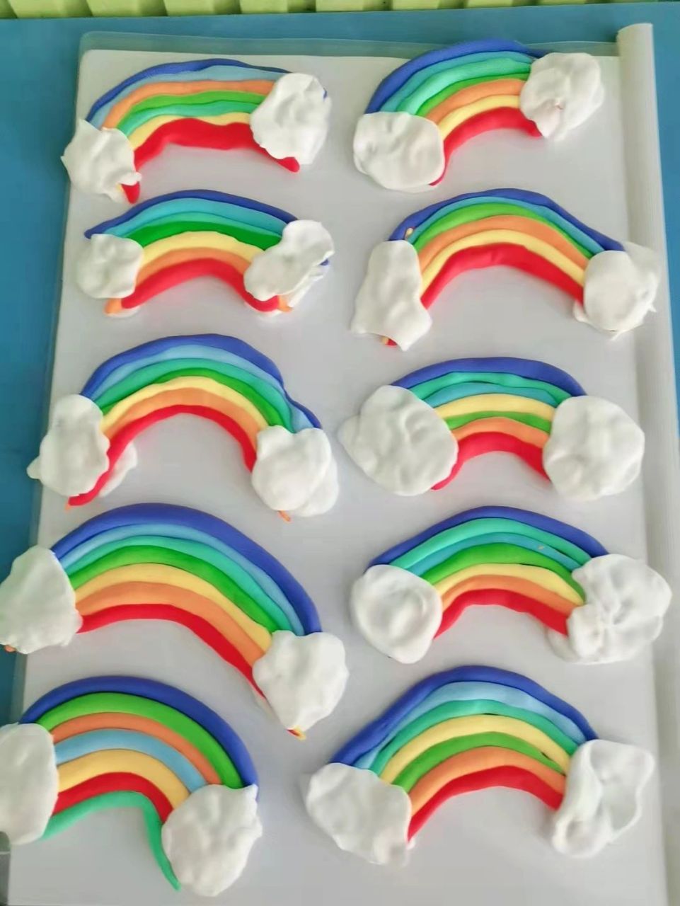 小班黏土手工彩虹 今天小朋友们一起用黏土做了彩虹,认识了彩虹的7种