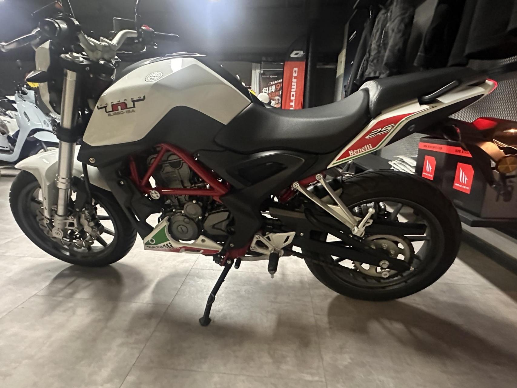 19年贝纳利tnt25水冷发动机,整车特别新,几千块钱的练手街车,喜欢联系