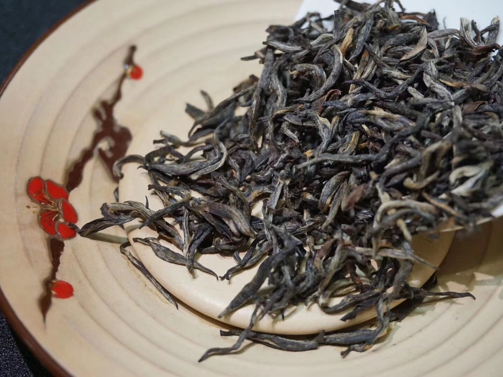 梅占红茶,茶汤润滑醇厚,黄中透亮,入口即爽,有一种独特的清香气味.