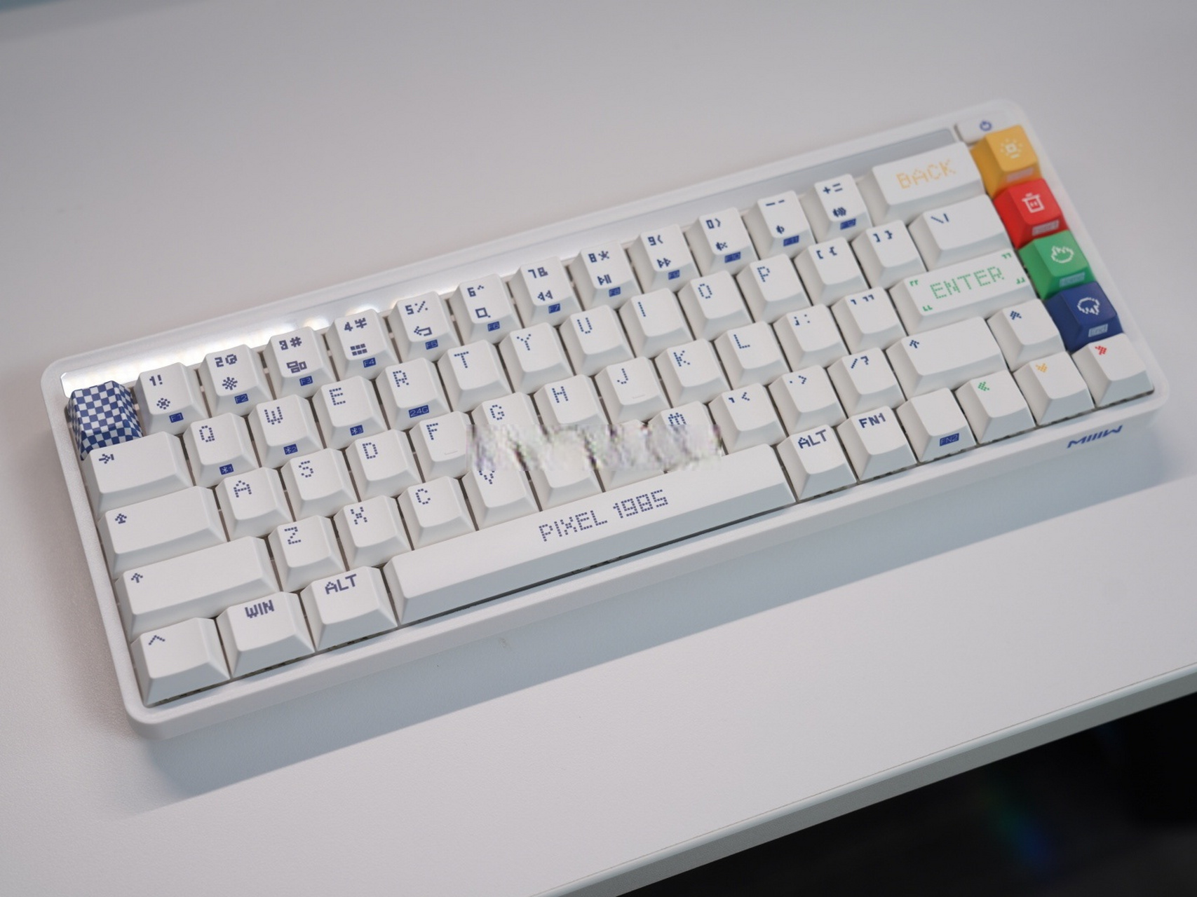 想要一把白色键盘很久了 当年一千出头的大f奶酪绿摆在我面前,没下去