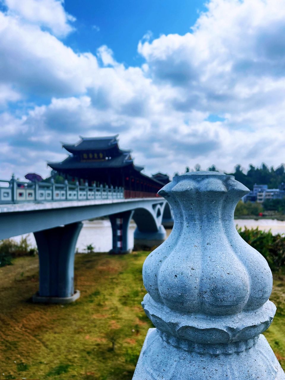 从桥上走过,你将到达一片美丽的湿地 连江的"含光廊桥" 位于江滨东路