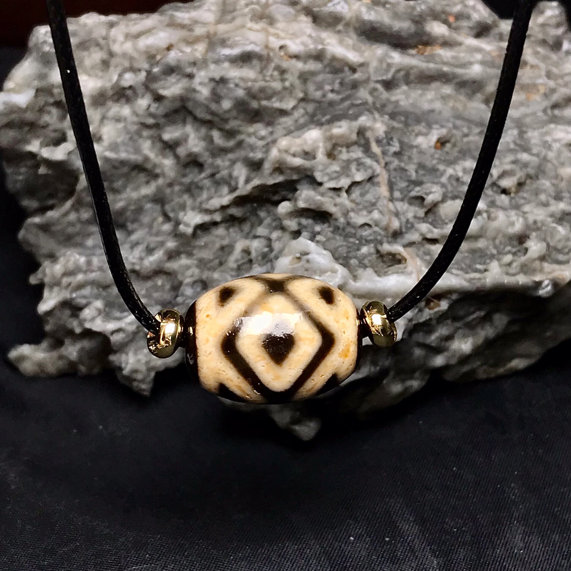 西藏牙黄金刚三眼达洛天珠锁骨链9068/颗 珠型完美  风化漂亮 孔道