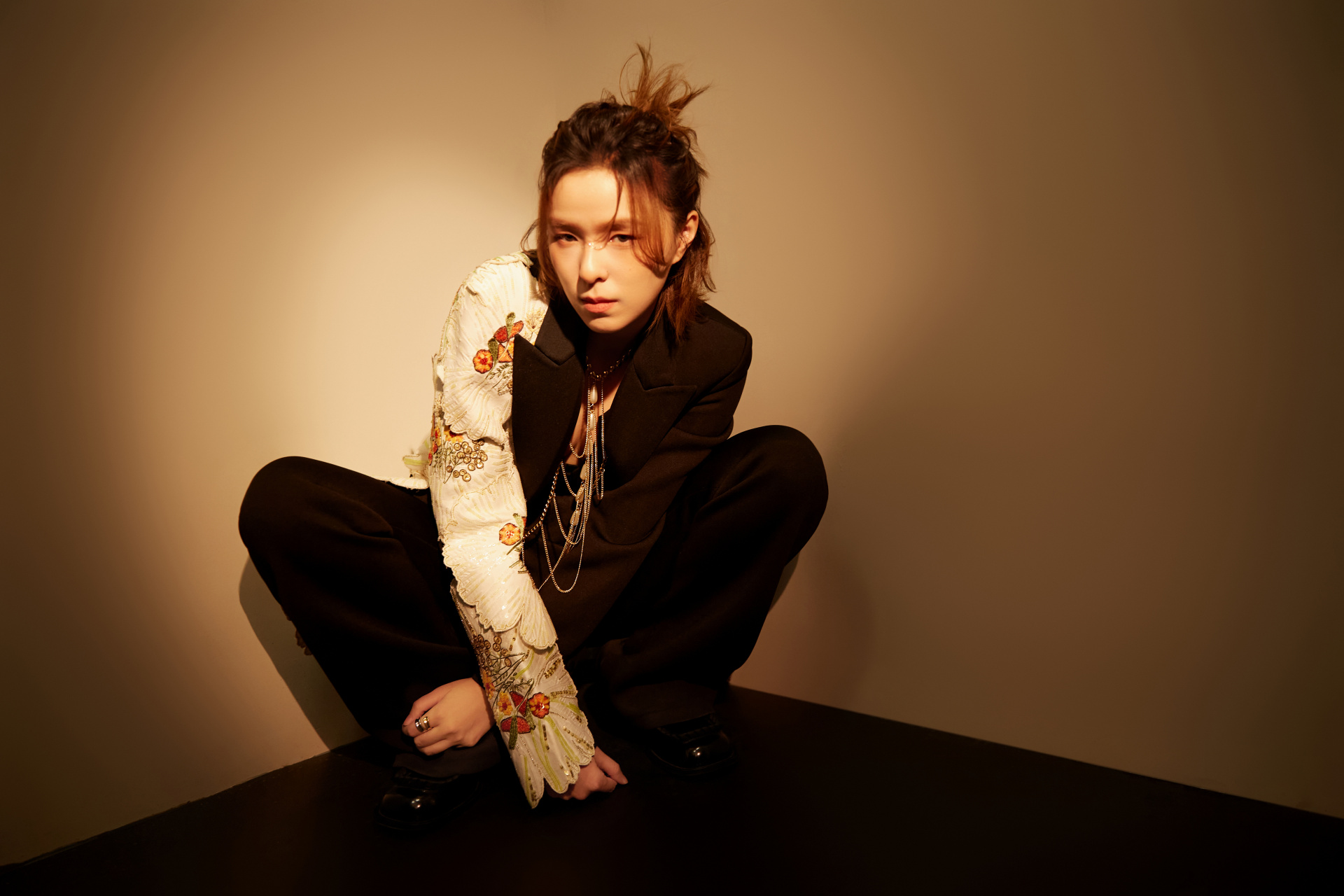 杨芸晴超话#杨芸晴br76念念不忘暖冬音乐会#  时光随缝隙撒下,锦簇之