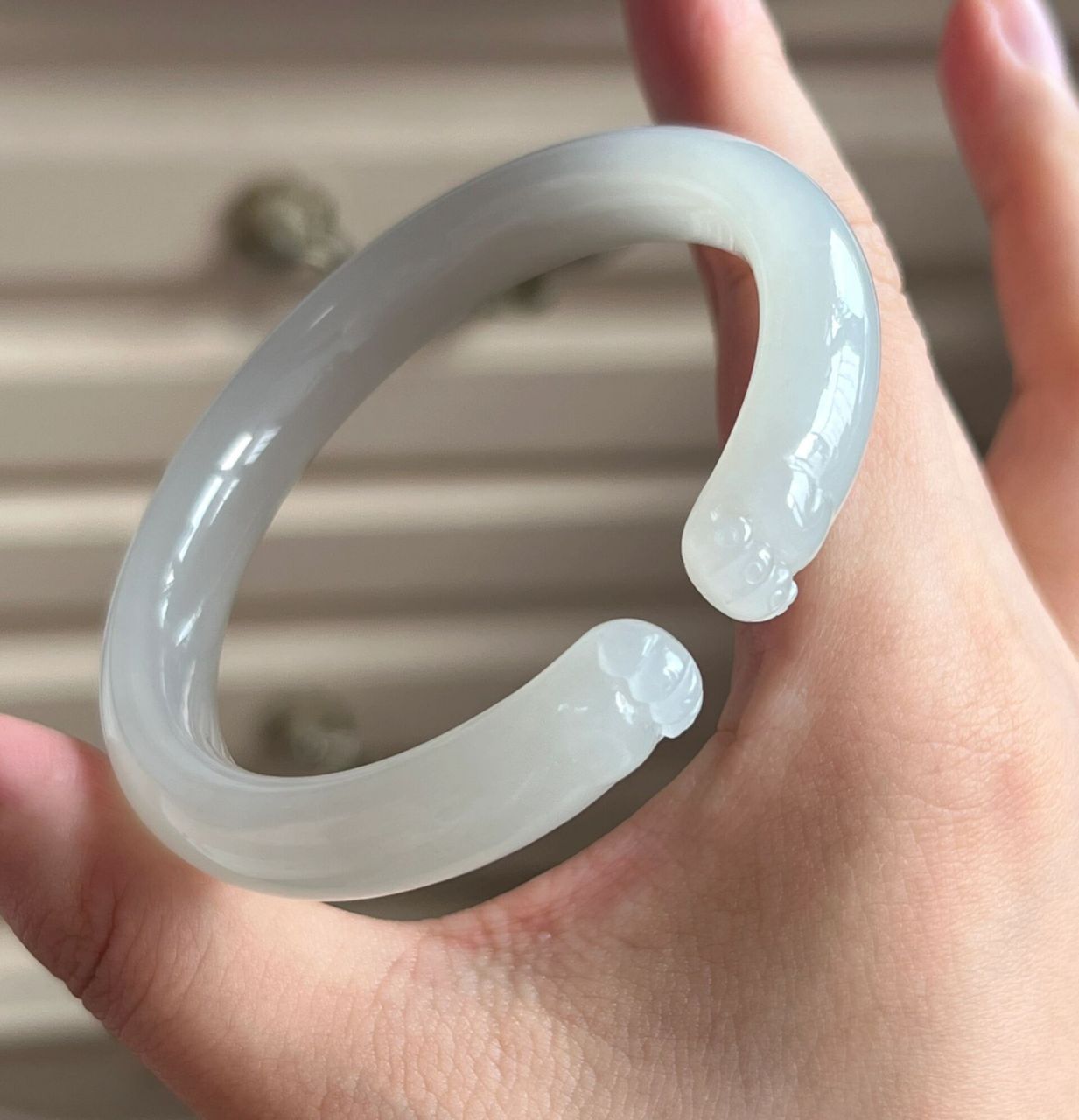 和田玉青海老料高冰白羊脂白玉手镯57圈 冰胶起猫眼的高冰羊脂白,温婉