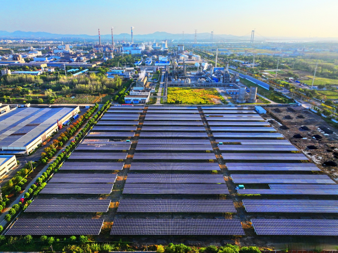 【中国石化最大分布式光伏发电项目全部投运 】11月6日,随着仪征化纤