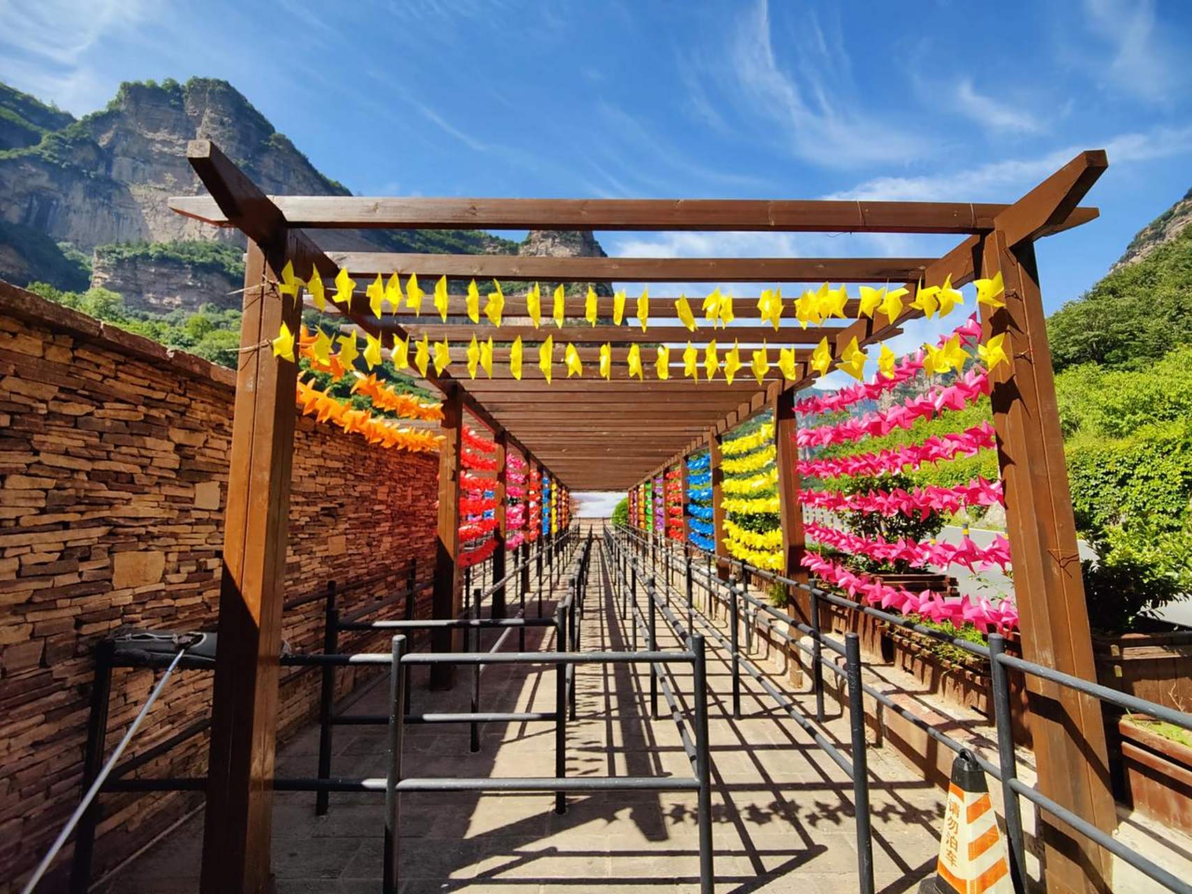 林州石板岩桃花谷, 大风车咿呀咿呀哟!