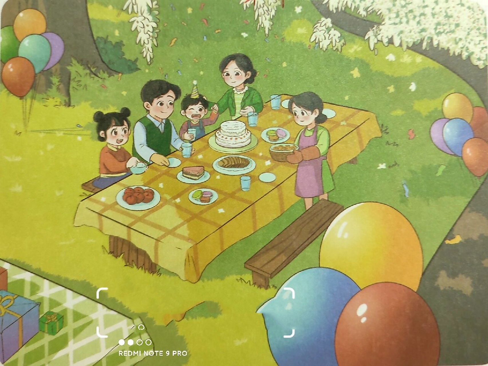 看图写话——过生日75 范文 周末,全家人一起给弟弟过生日.