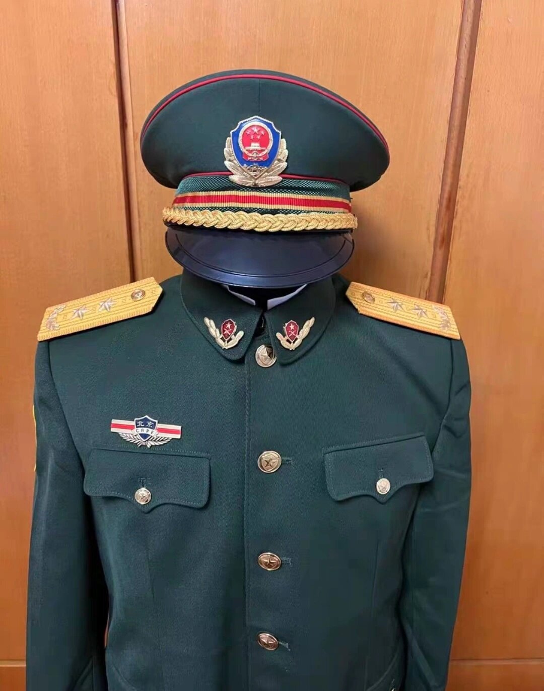 武警中尉常服图片