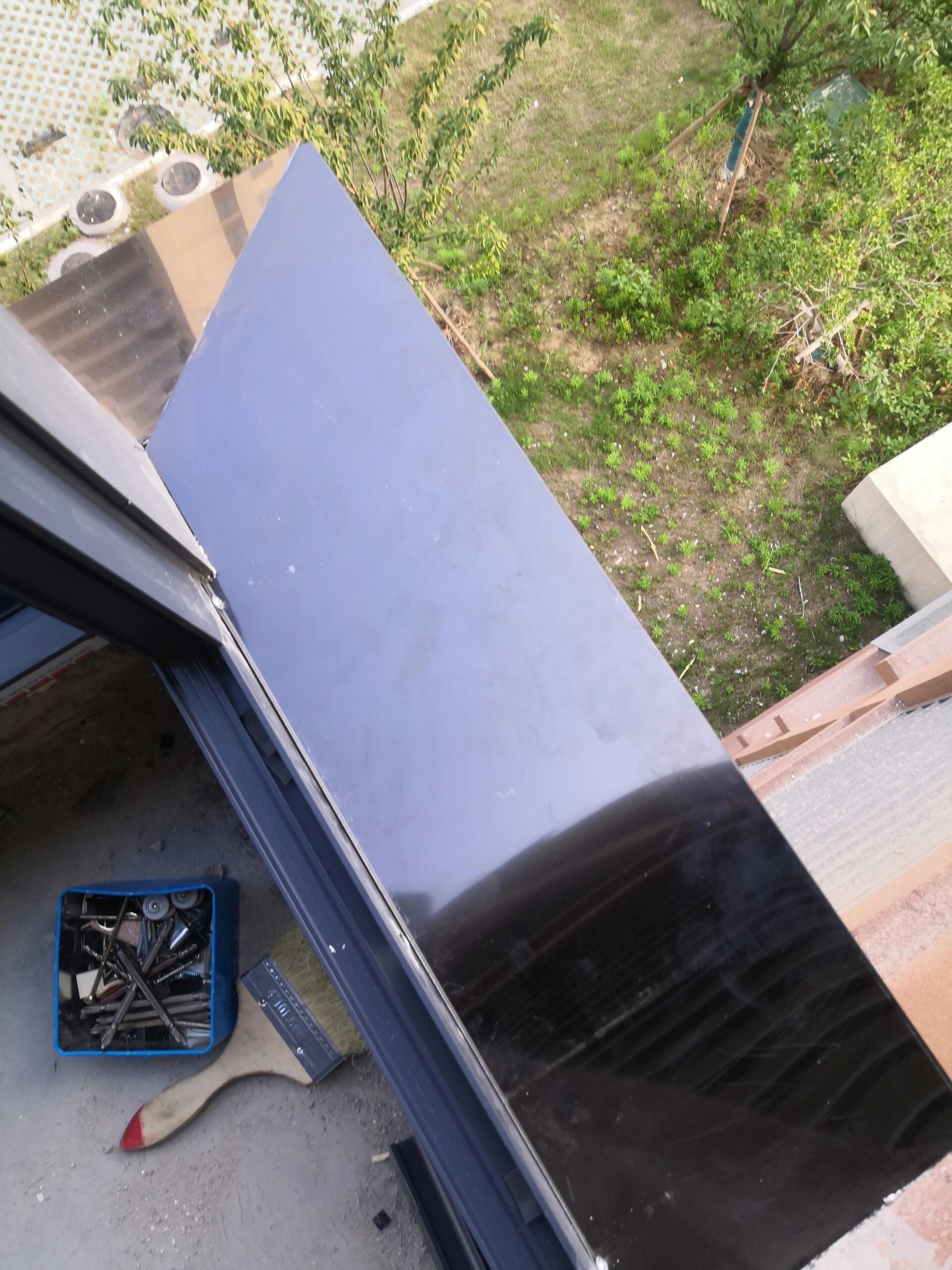 1.黑钛不锈钢防水板,外观时尚,防水好,无坠落风险,不会脱落!