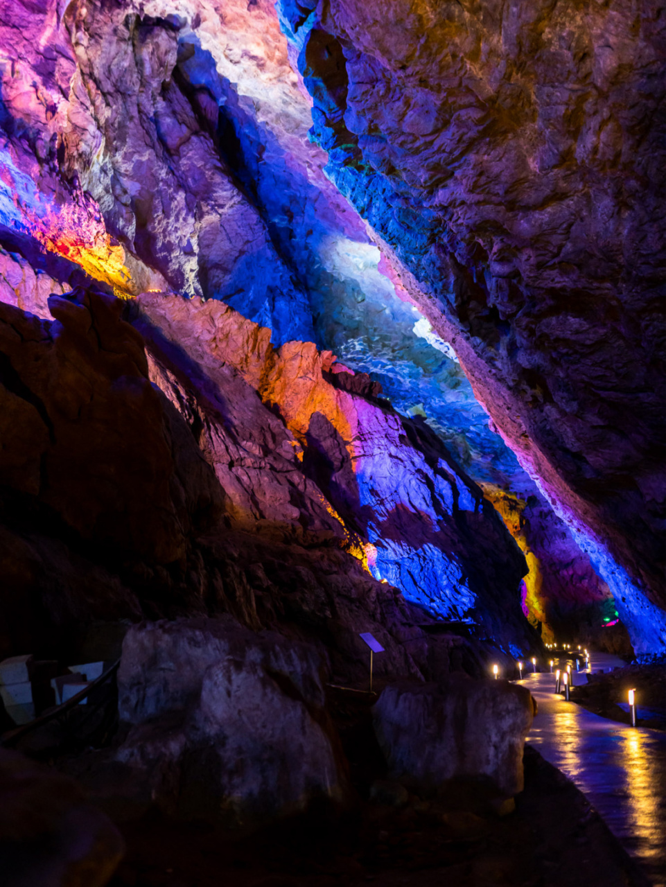 隐水洞位于咸宁通山县,全长5000多米,属于国家4a级景点 游览起来十分