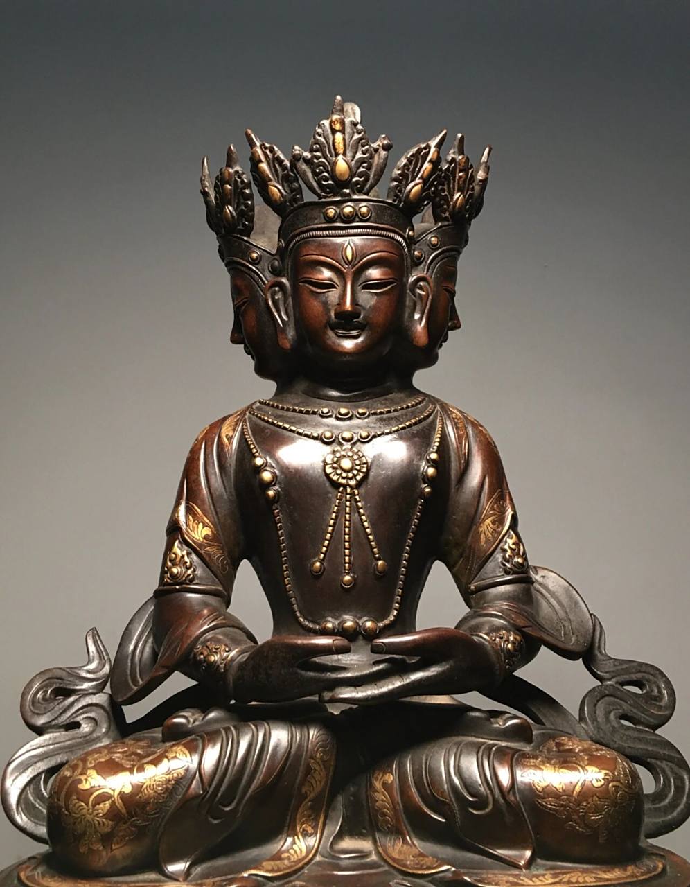 明 "大明永乐年施"款铜胎鎏金三面佛造像 明 "大明永乐年施"款铜胎