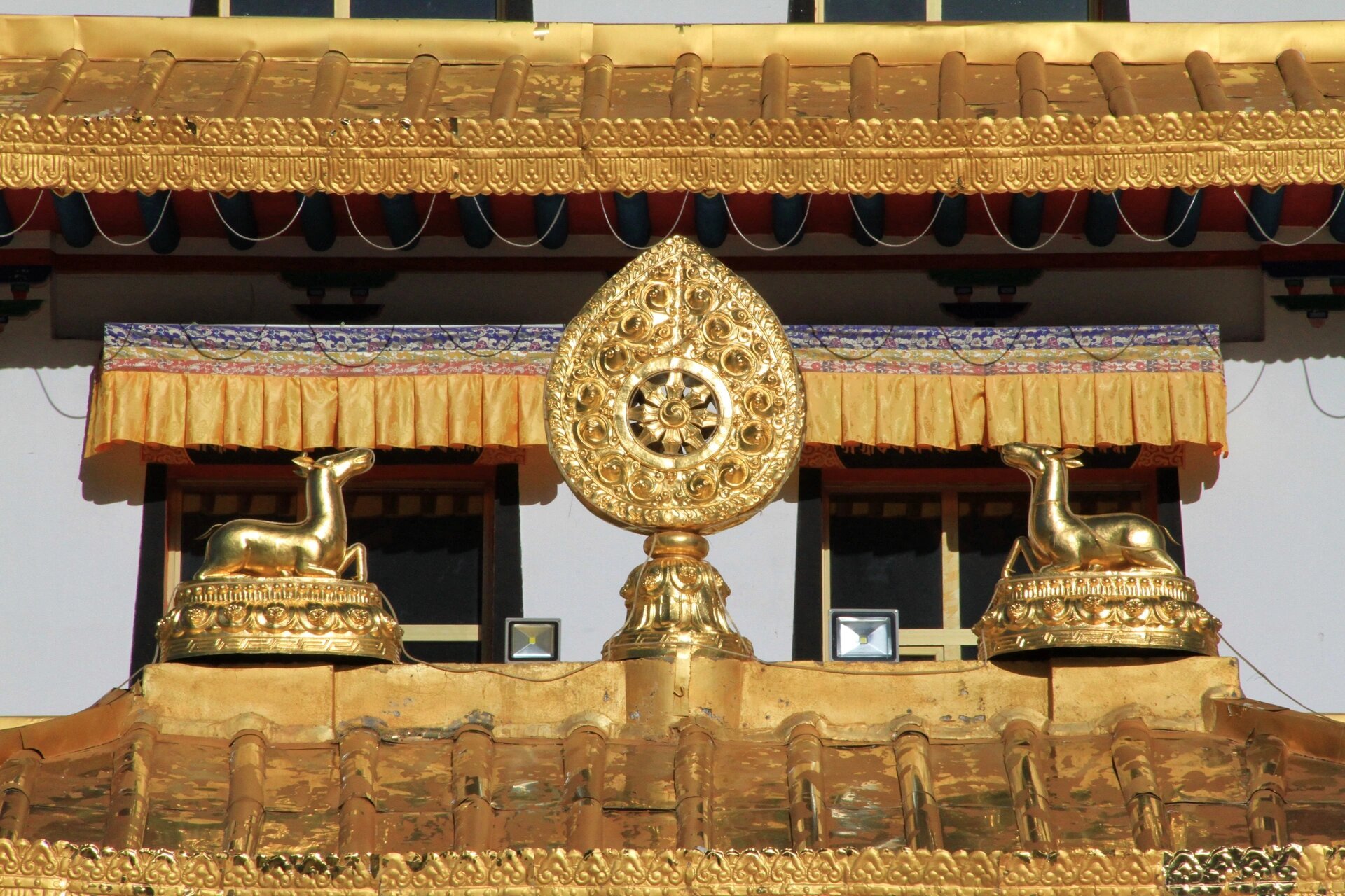 念解脱菩提宝塔,位于青海省玉树藏族自治州下拉秀镇的龙西寺内,是世界