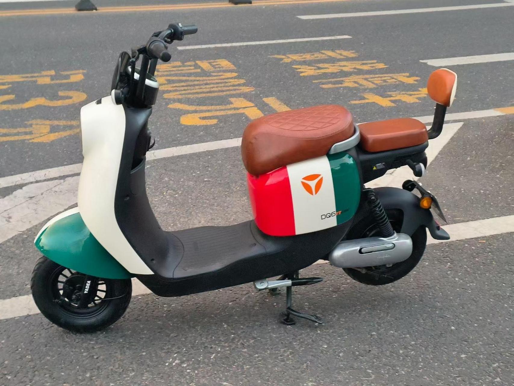 九成新的雅迪dq6,48v23a石墨烯电池