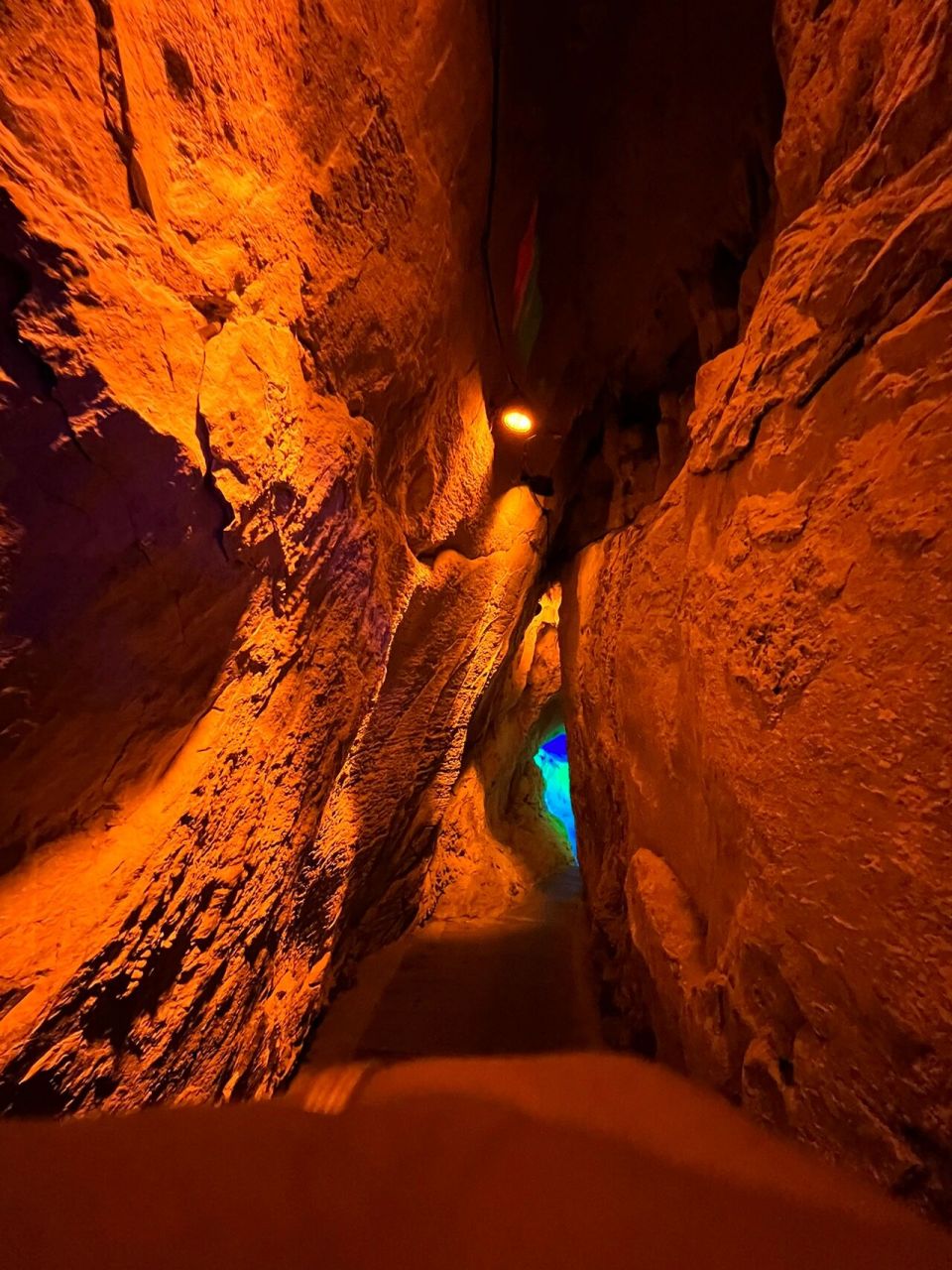 山西&阳泉平定玉皇洞 阳泉周边适合全家出游爬山不错的地方 洞里灯光